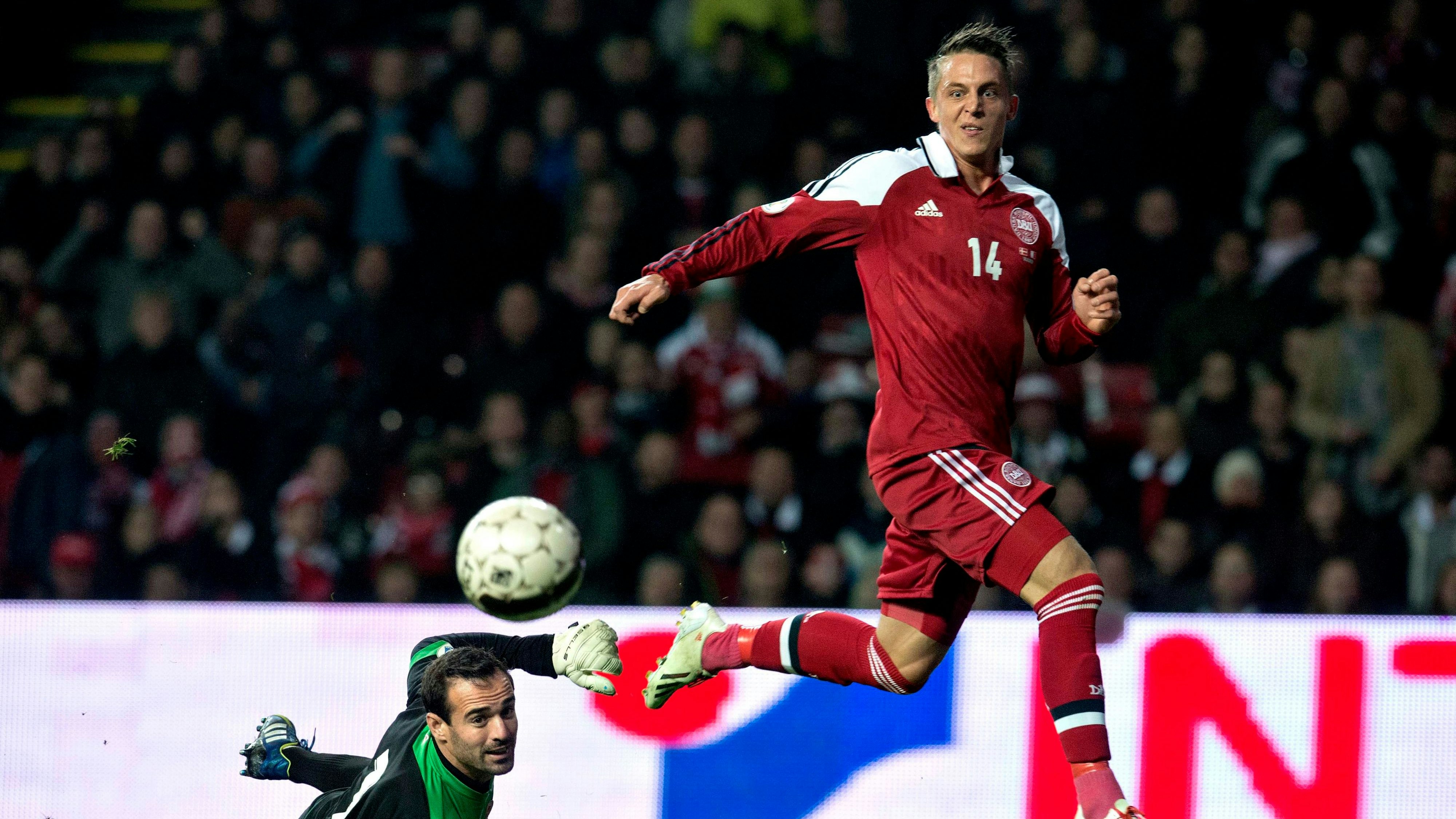 Download von www.picturedesk.com am 10.10.2024 (20:51).  epa03911679 Denmark's Nicki Bille (R) scores the 6-0 goal past Malta's goalkeeper Justin Haber (L) during the FIFA World Cup 2014 qualification match between Denamrk and Malta at Parken Stadium, Copenhagen, Denmark, 15 October 2013. EPA/JENS NOERGAARD LARSEN DENMARK OUT - 20131015_PD3667 - Rechteinfo: Rights Managed (RM)