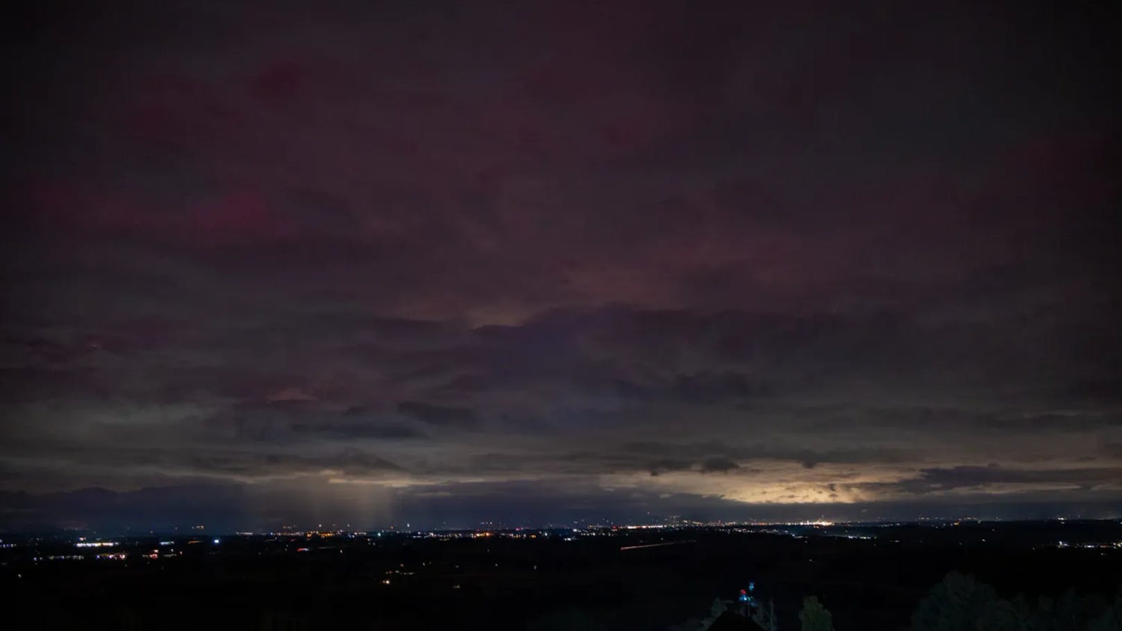 Ein spektakuläres Naturphänomen erhellte in der Nacht auf Freitag den Himmel über Oberösterreich. "Heute" hat die besten Fotos &gt;&gt;&gt;