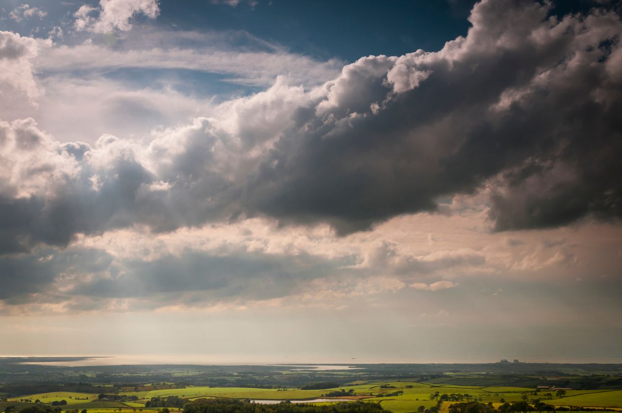 Zum Wochenende zieht eine Warmfront durch Österreich. (Symbolbild)