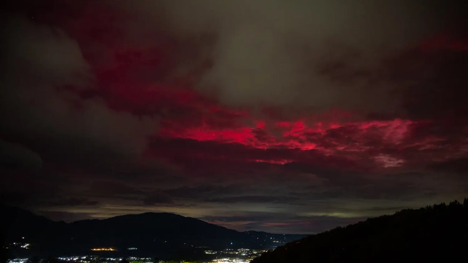 Ein spektakuläres Naturphänomen erhellte in der Nacht auf Freitag den Himmel über Oberösterreich. "Heute" hat die besten Fotos &gt;&gt;&gt;