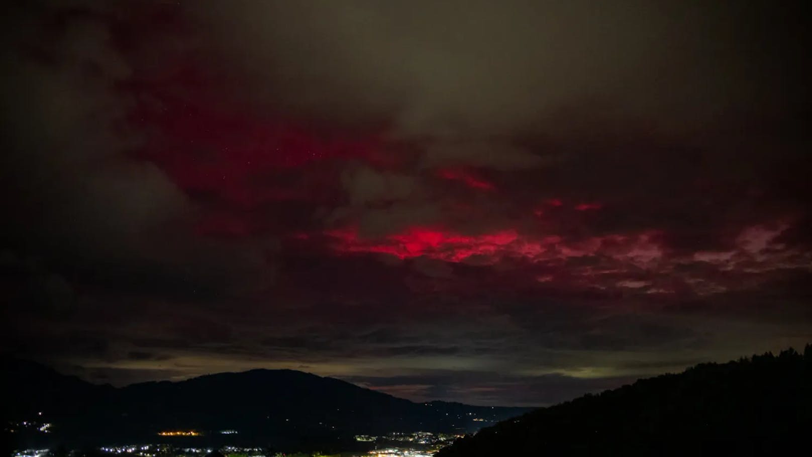 Ein spektakuläres Naturphänomen erhellte in der Nacht auf Freitag den Himmel über Oberösterreich. "Heute" hat die besten Fotos &gt;&gt;&gt;