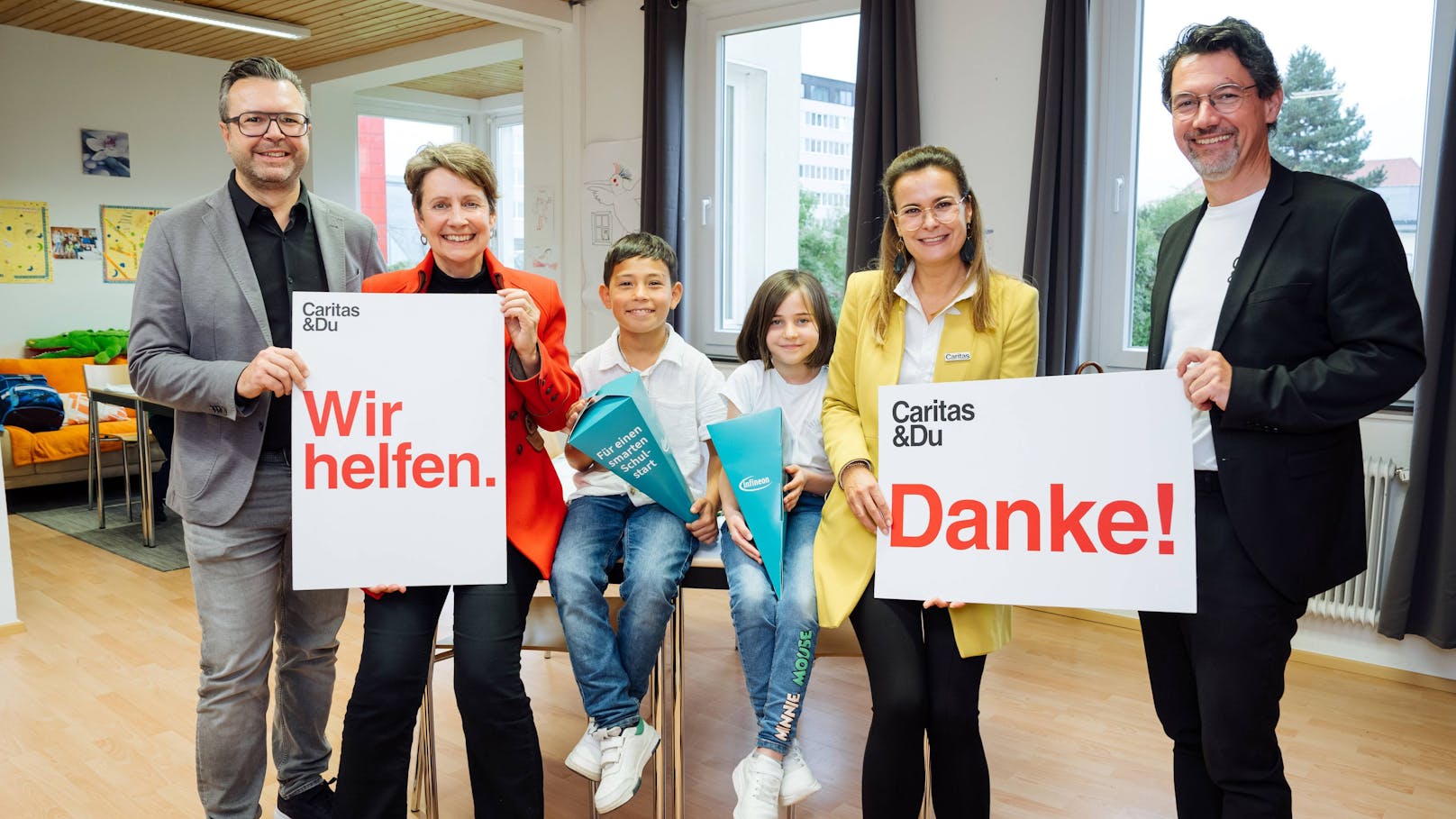 Smarte Schultüten für neues Schuljahr: Infineon Austria unterstützt 120 Kinder der Caritas Lerncafés.