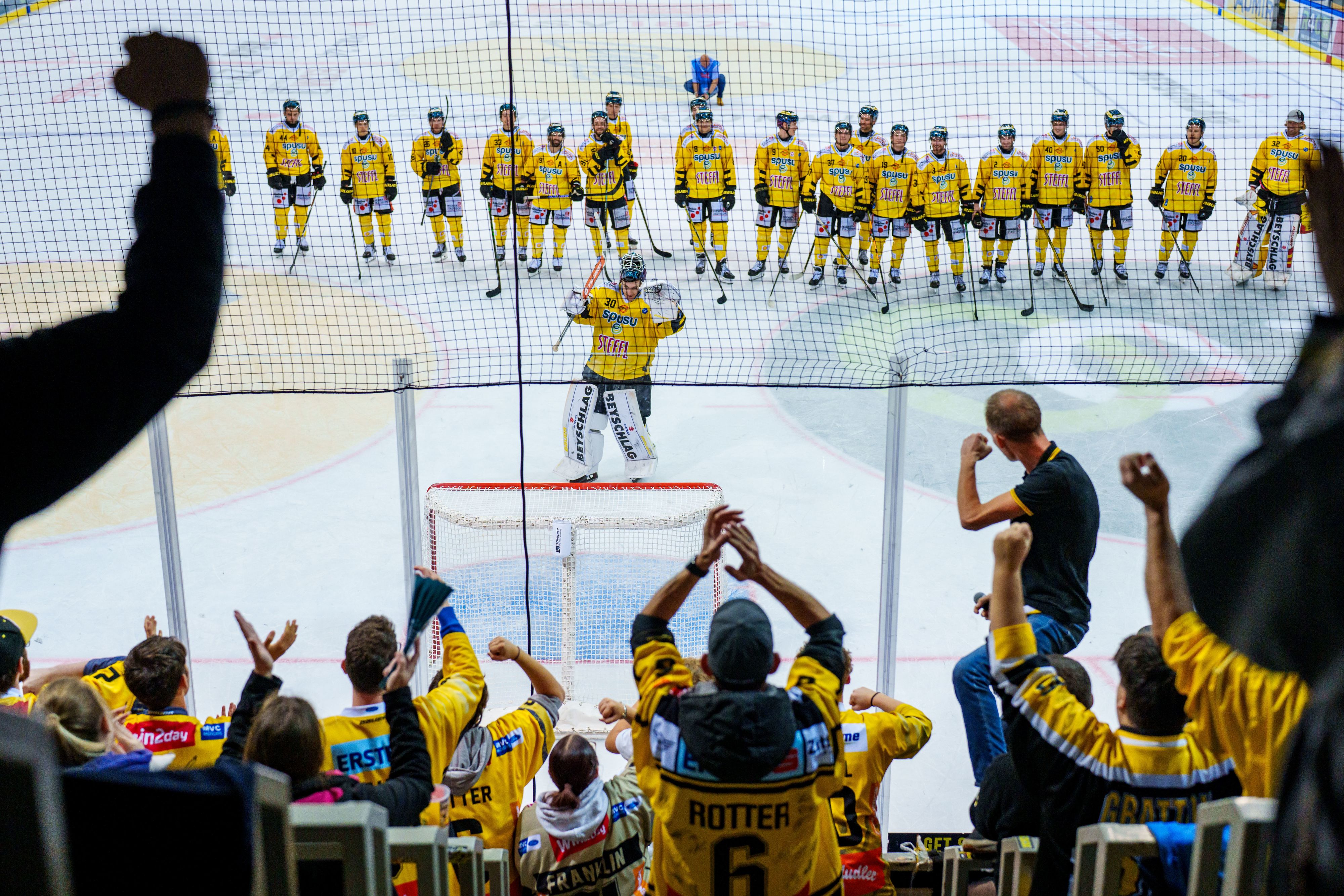Die spusu Vienna Capitals feiern den ersten Saison-Heimsieg. 
