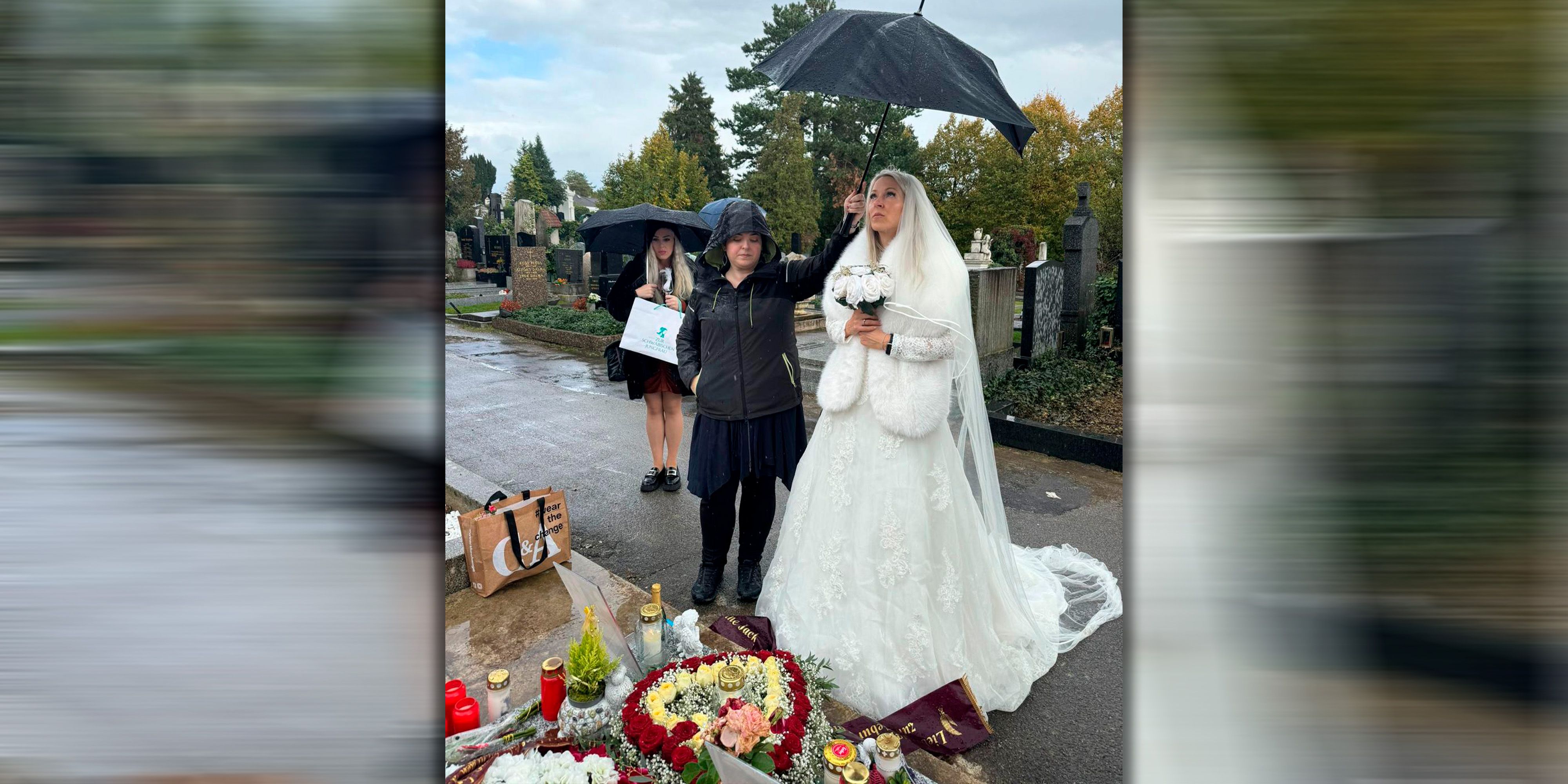 Simone Lugner vor dem Grab ihres Richards.