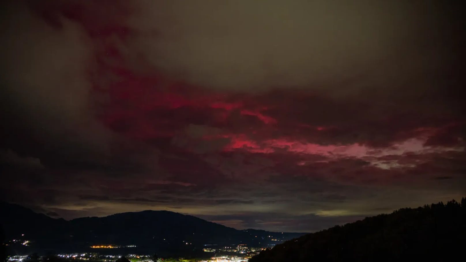 Ein spektakuläres Naturphänomen erhellte in der Nacht auf Freitag den Himmel über Oberösterreich. "Heute" hat die besten Fotos &gt;&gt;&gt;