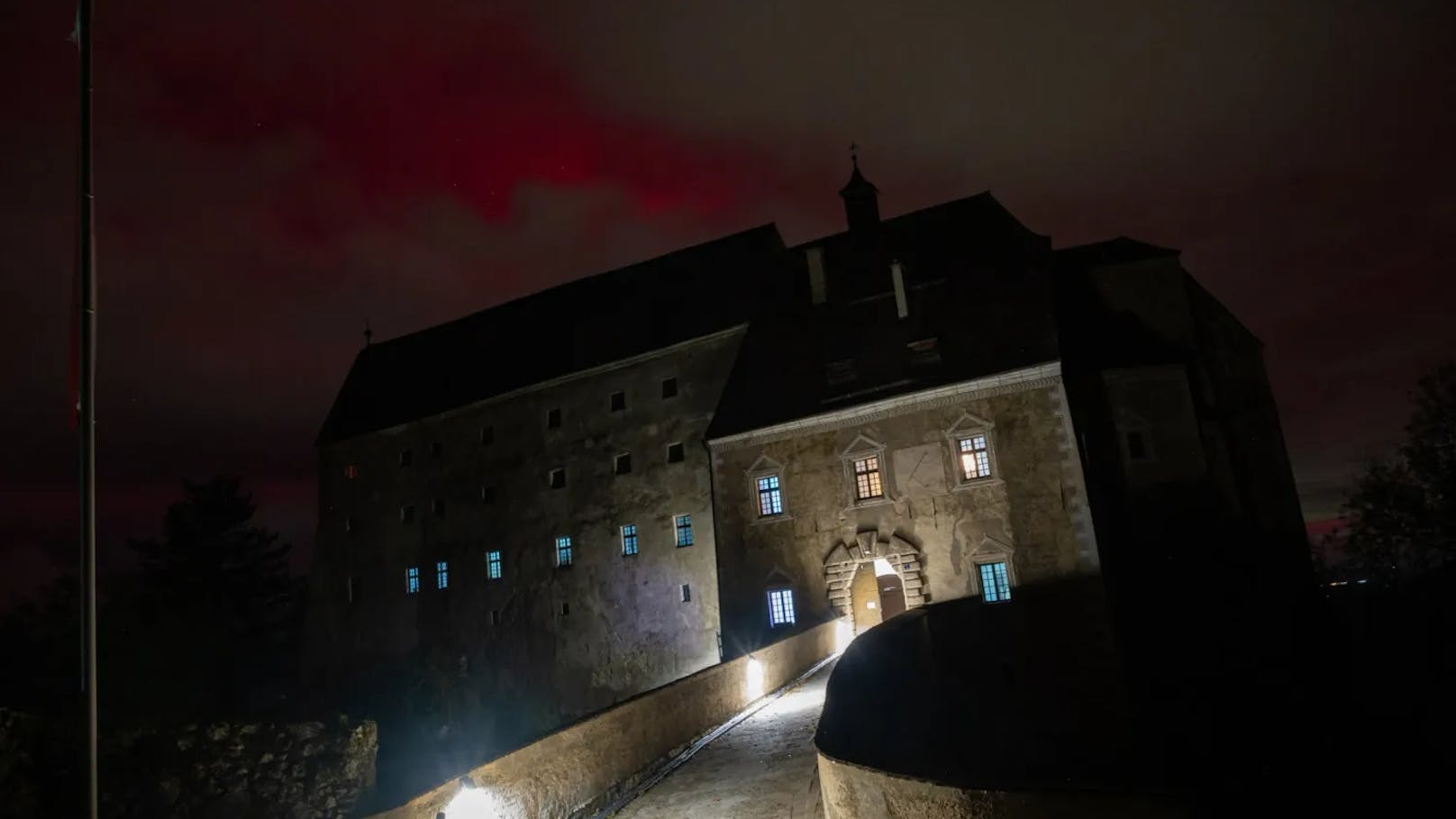 Ein spektakuläres Naturphänomen erhellte in der Nacht auf Freitag den Himmel über Oberösterreich. "Heute" hat die besten Fotos &gt;&gt;&gt;