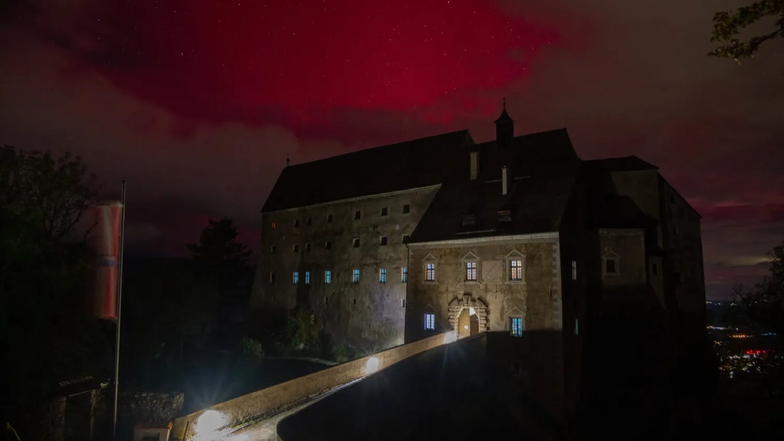 Ein spektakuläres Naturphänomen erhellte in der Nacht auf Freitag den Himmel über Oberösterreich. "Heute" hat die besten Fotos &gt;&gt;&gt;