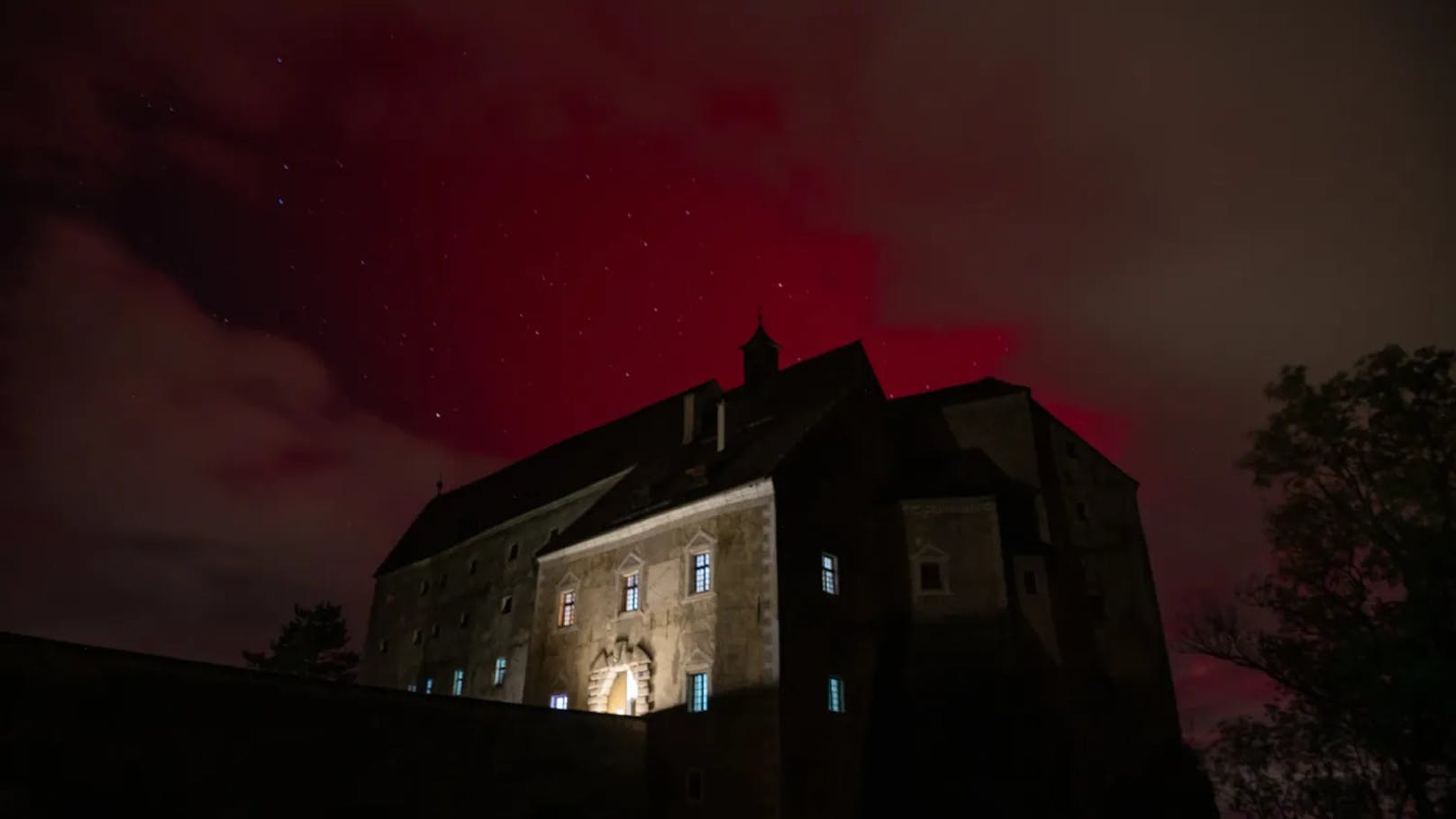 Ein spektakuläres Naturphänomen erhellte in der Nacht auf Freitag den Himmel über Oberösterreich. "Heute" hat die besten Fotos &gt;&gt;&gt;