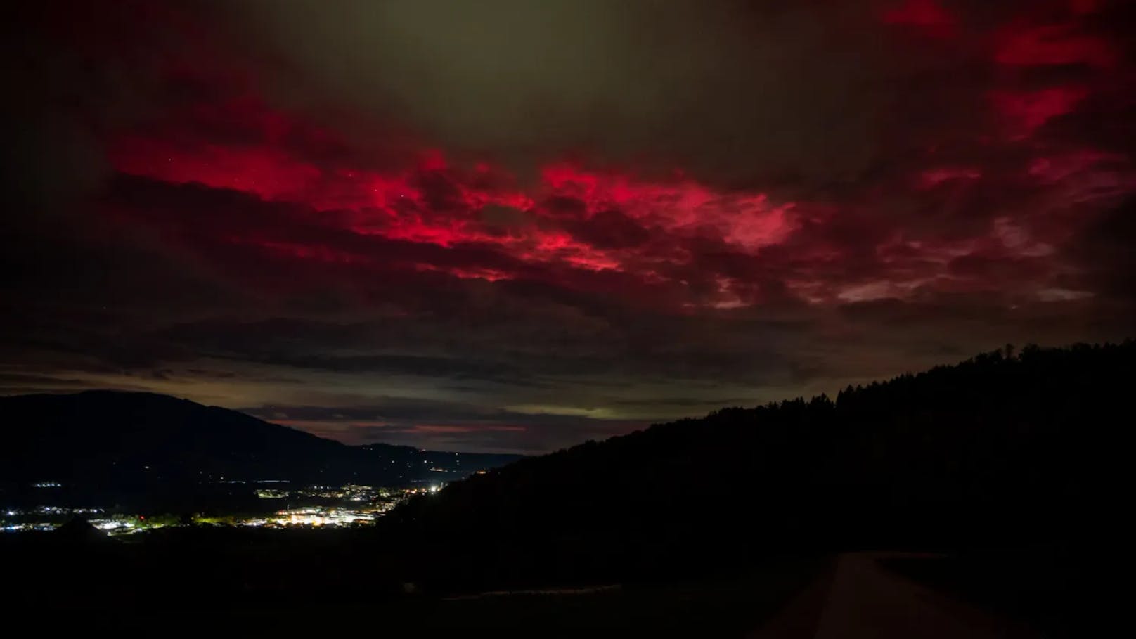 Ein spektakuläres Naturphänomen erhellte in der Nacht auf Freitag den Himmel über Oberösterreich. "Heute" hat die besten Fotos &gt;&gt;&gt;