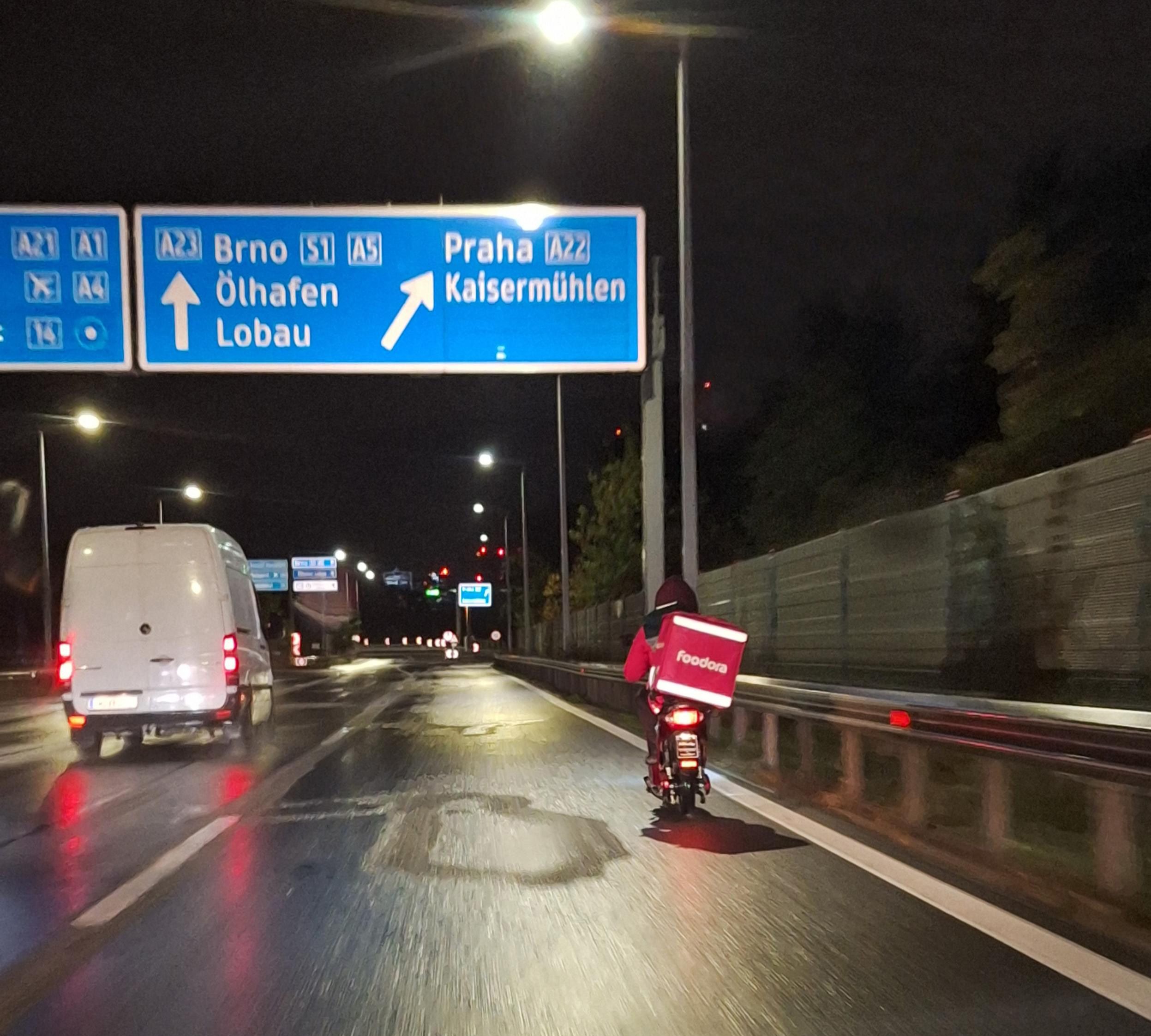 Der Mann fuhr mit seinem Elektroscooter auf die Autobahn.