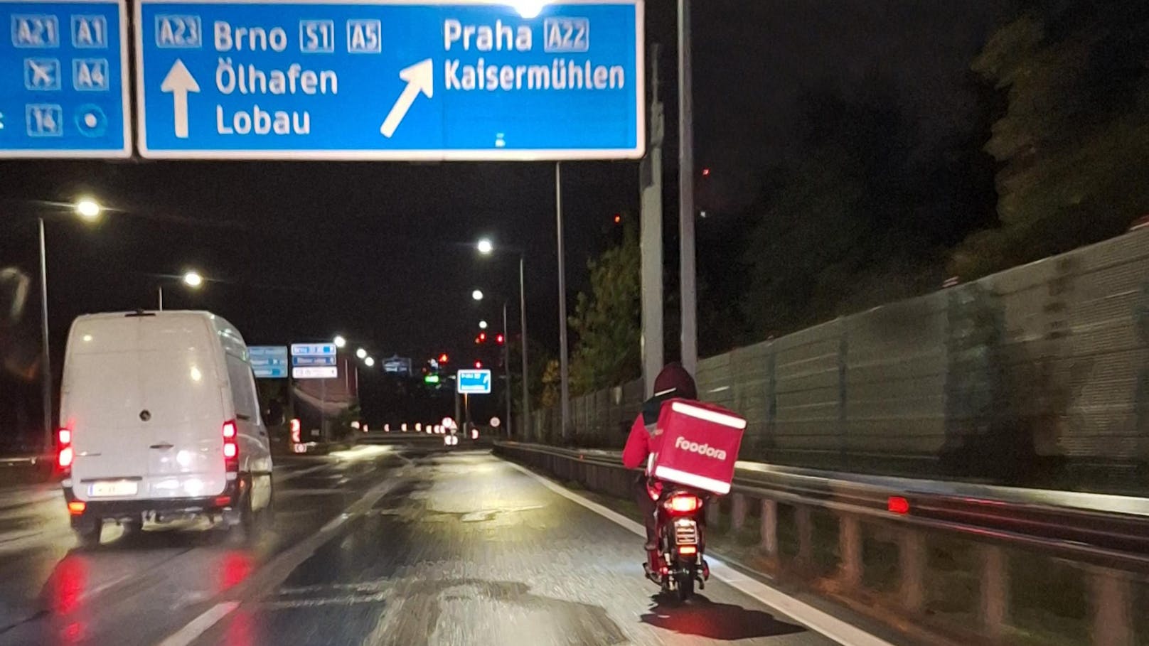 11.10.2024: <a data-li-document-ref="120066342" href="https://www.heute.at/s/essenslieferant-faehrt-mit-e-bike-auf-wiener-autobahn-120066342">Essenslieferant fährt mit E-Bike auf Wiener Autobahn</a>