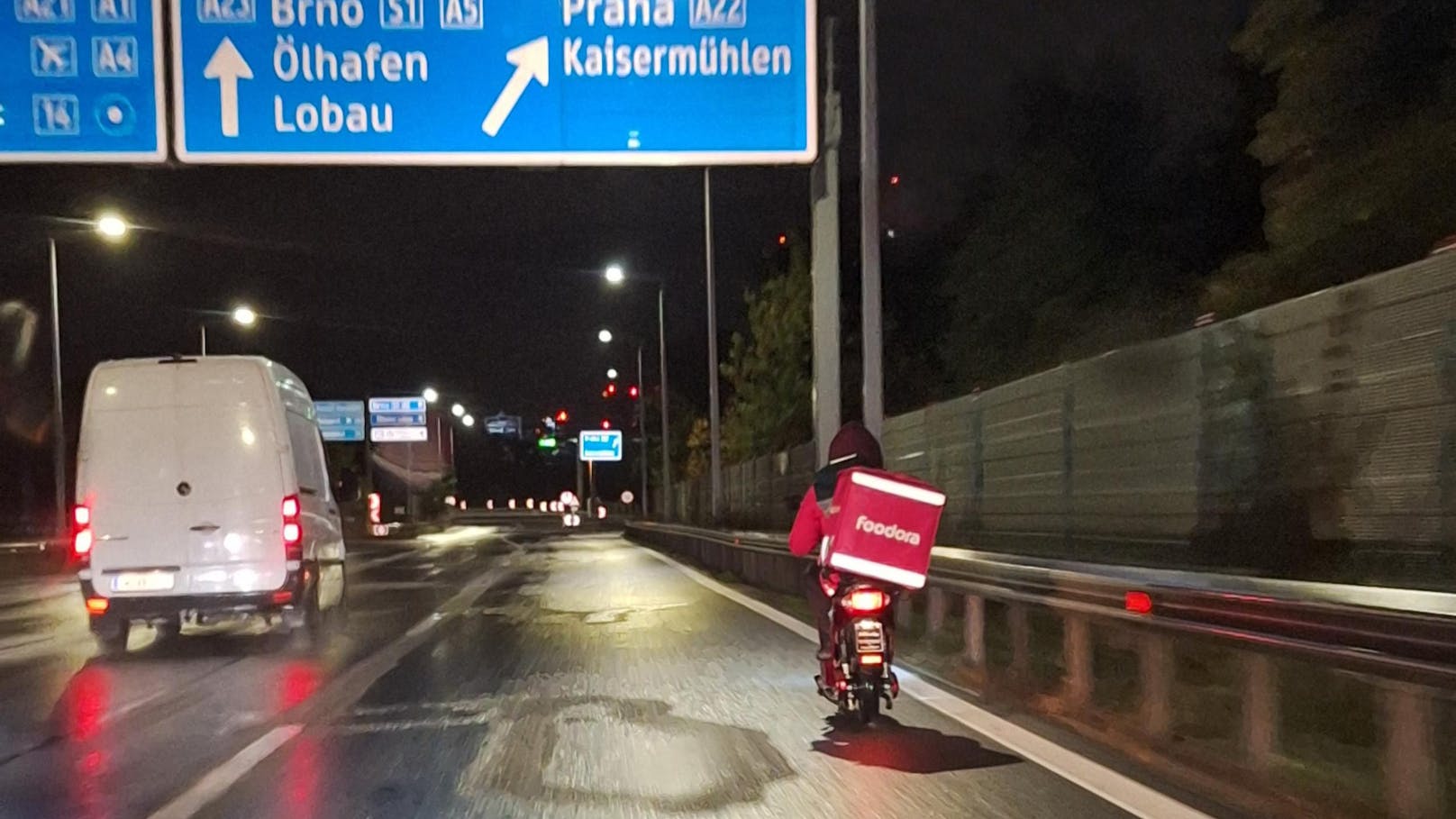 Essenslieferant fährt mit E-Bike auf Wiener Autobahn