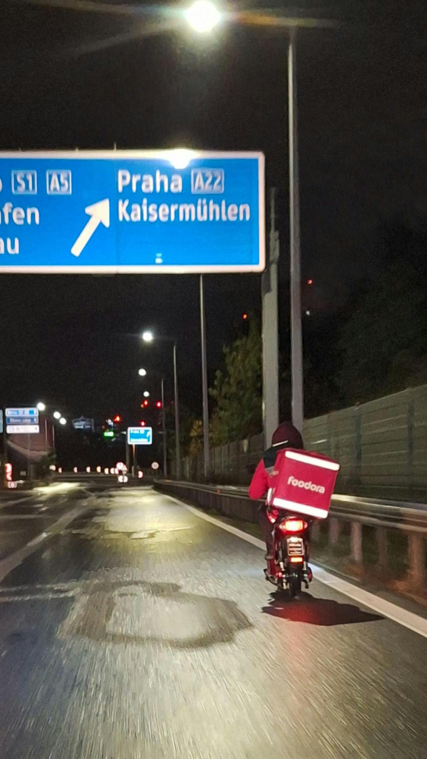 Essenslieferant fährt mit E-Bike auf Wiener Autobahn