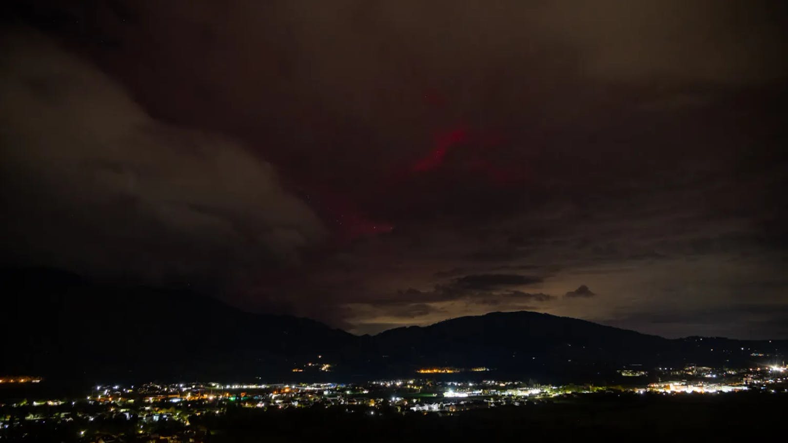 Ein spektakuläres Naturphänomen erhellte in der Nacht auf Freitag den Himmel über Oberösterreich. "Heute" hat die besten Fotos &gt;&gt;&gt;