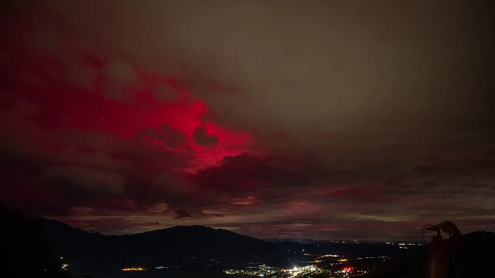 Ein spektakuläres Naturphänomen erhellte in der Nacht auf Freitag den Himmel über Oberösterreich. "Heute" hat die besten Fotos &gt;&gt;&gt;