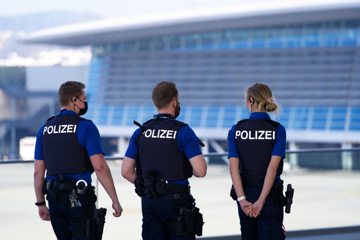 Der Polizist rechtfertigte sich damit, halt ein offener Typ zu sein. (Symbolbild)