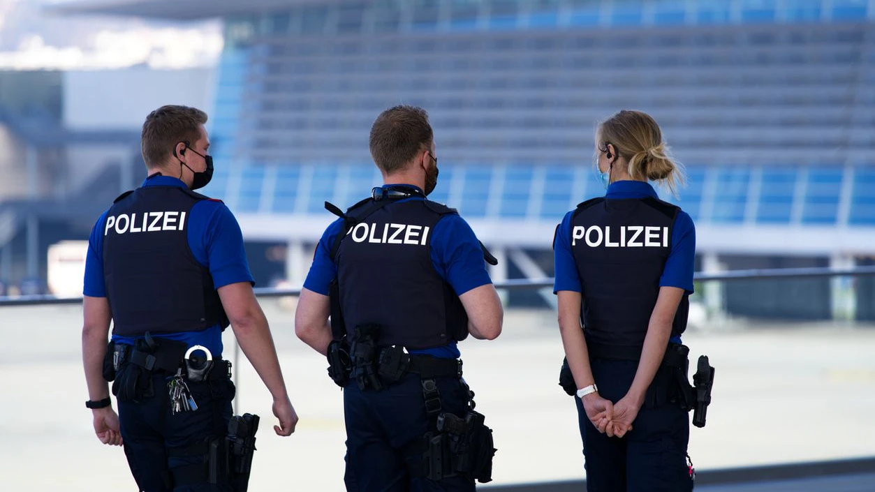 Der Polizist rechtfertigte sich damit, halt ein offener Typ zu sein. (Symbolbild)