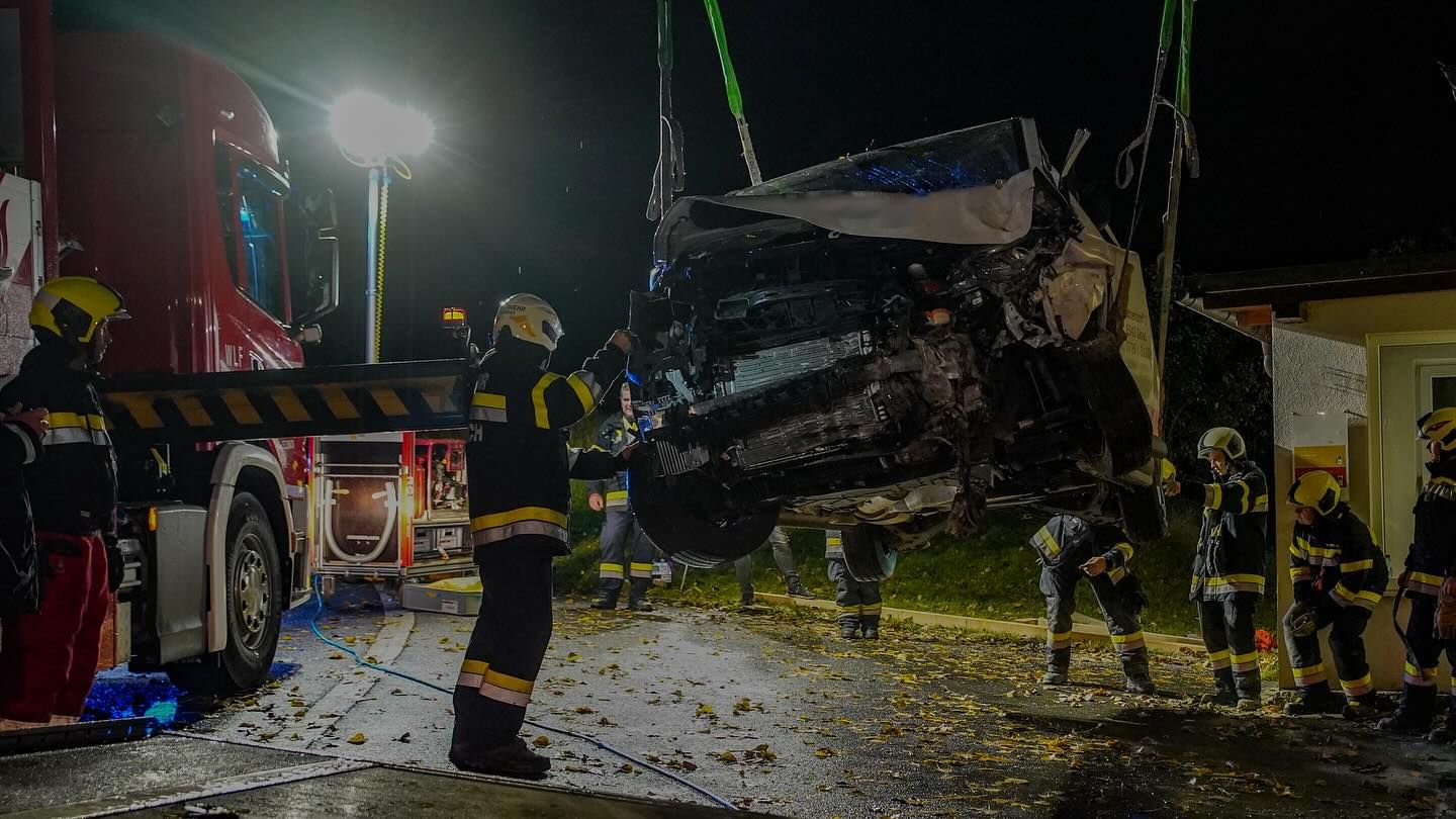 Die Feuerwehr Gnas musste das Unfallwrack bergen.