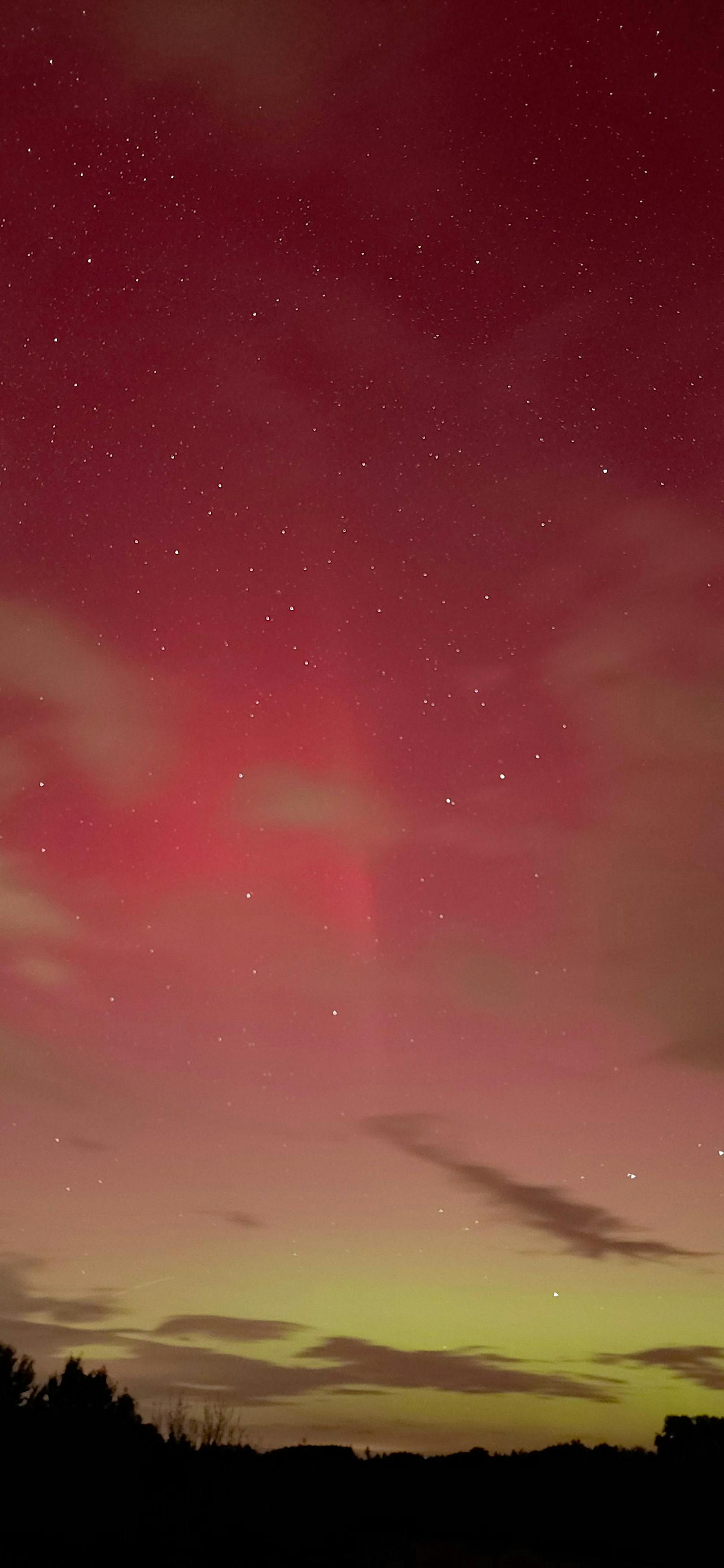 Österreicher erfreuen sich an die Polarlichter in ihrer Region (Bezirk Braunau am Inn).