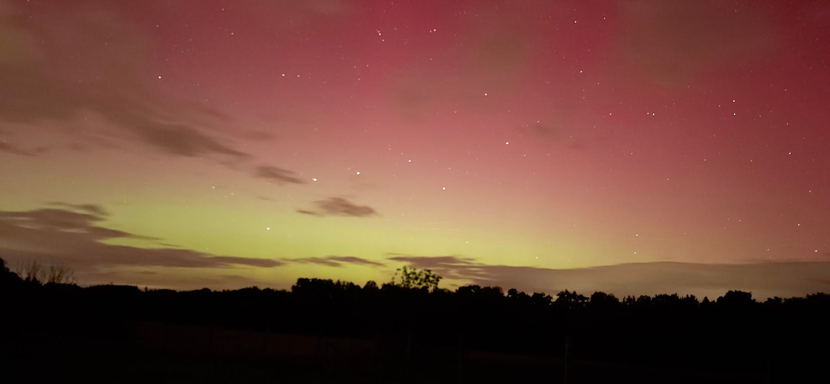 Österreicher erfreuen sich an die Polarlichter in ihrer Region (Bezirk Braunau am Inn).