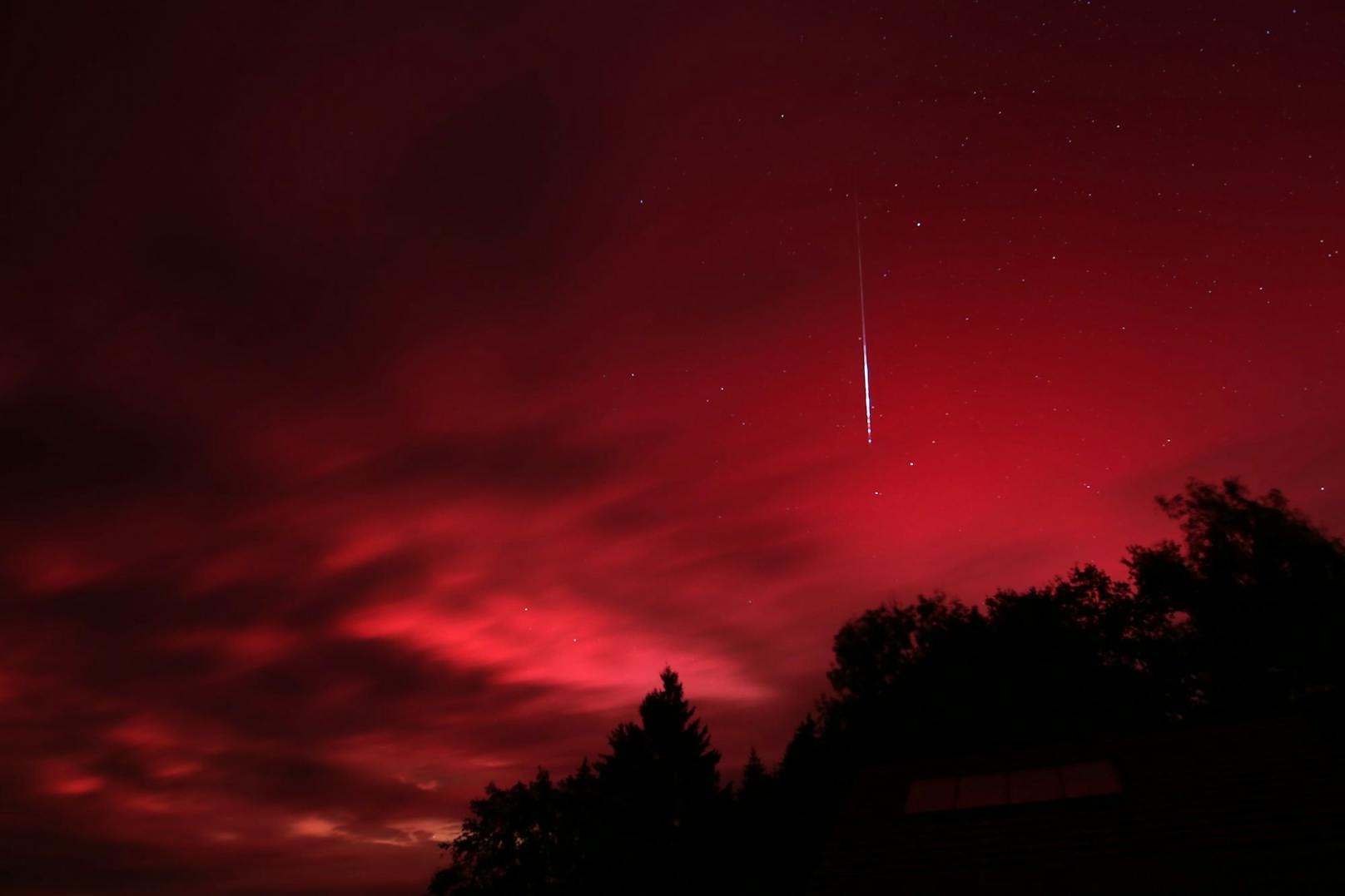 Österreicher erfreuen sich an die Polarlichter in ihrer Region (in Fornach, <sub>Oberösterreich</sub>)