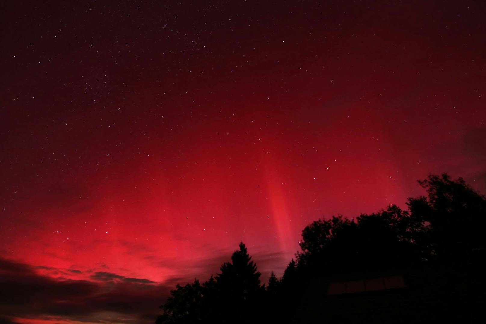 Österreicher erfreuen sich an die Polarlichter in ihrer Region. (in Fornach, Oberösterreich)