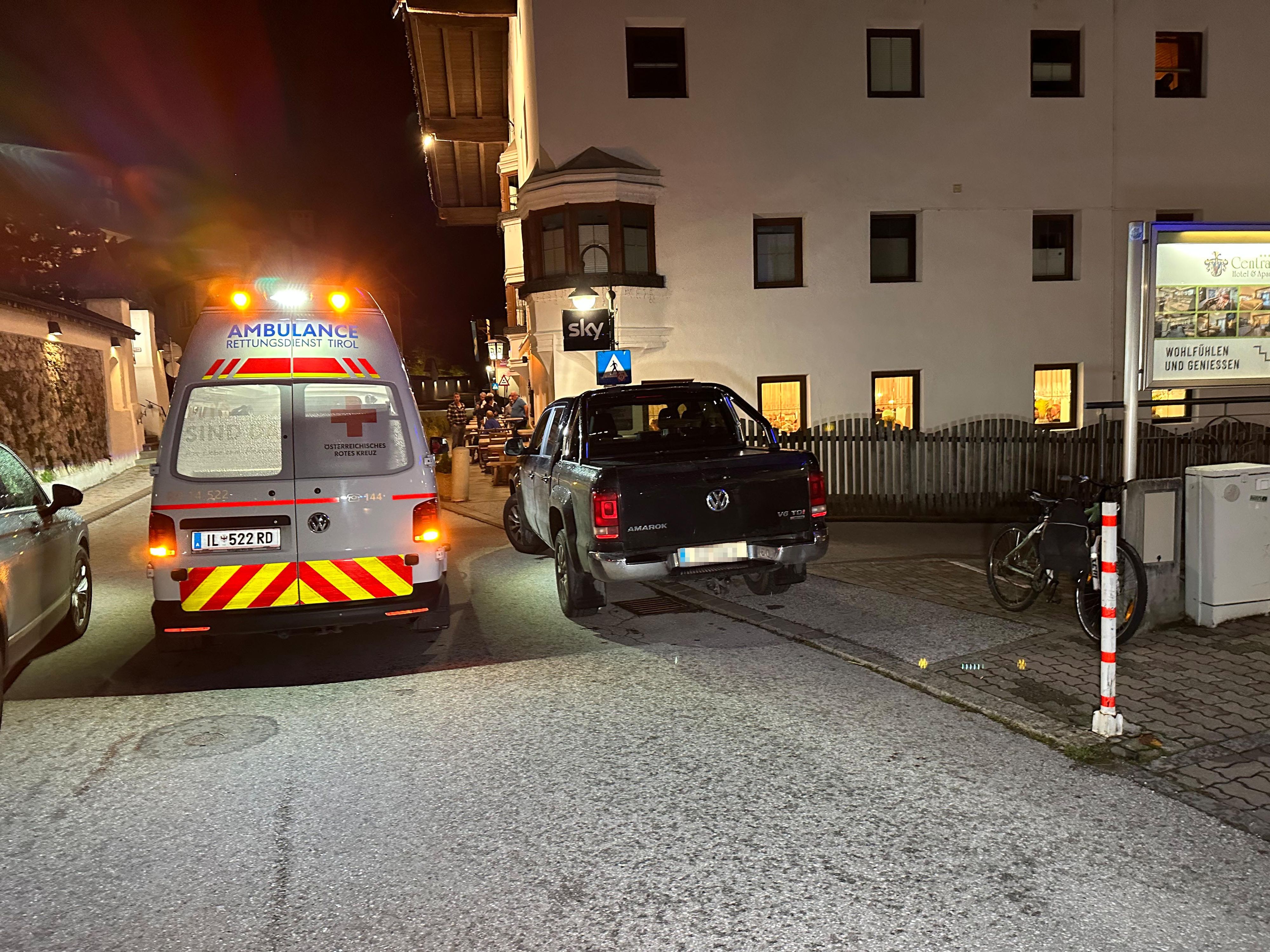 Bei einer Kollision zwischen einem Pkw und einem Fahrrad wurder Radfahrer (30) schwer am Kopf verletzt. 