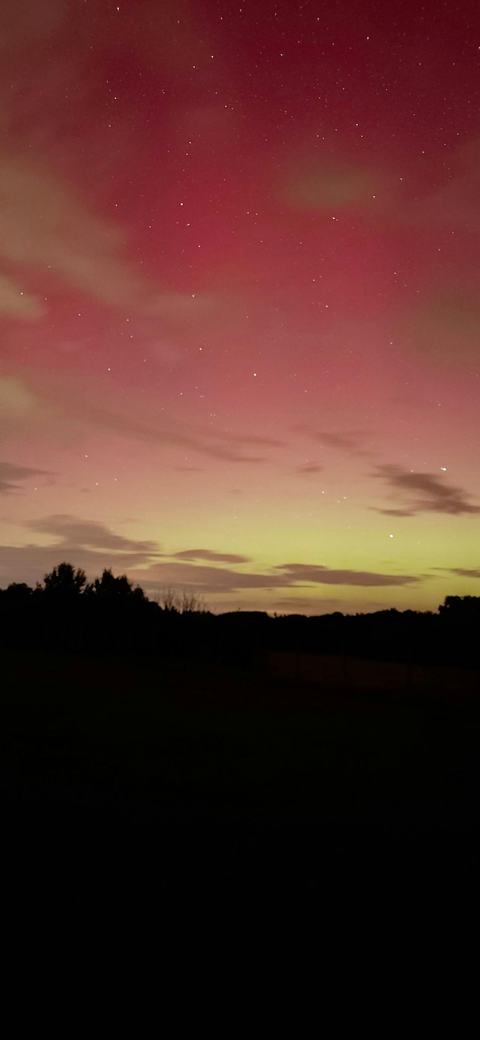 Österreicher erfreuen sich an die Polarlichter in ihrer Region (Bezirk Braunau am Inn).