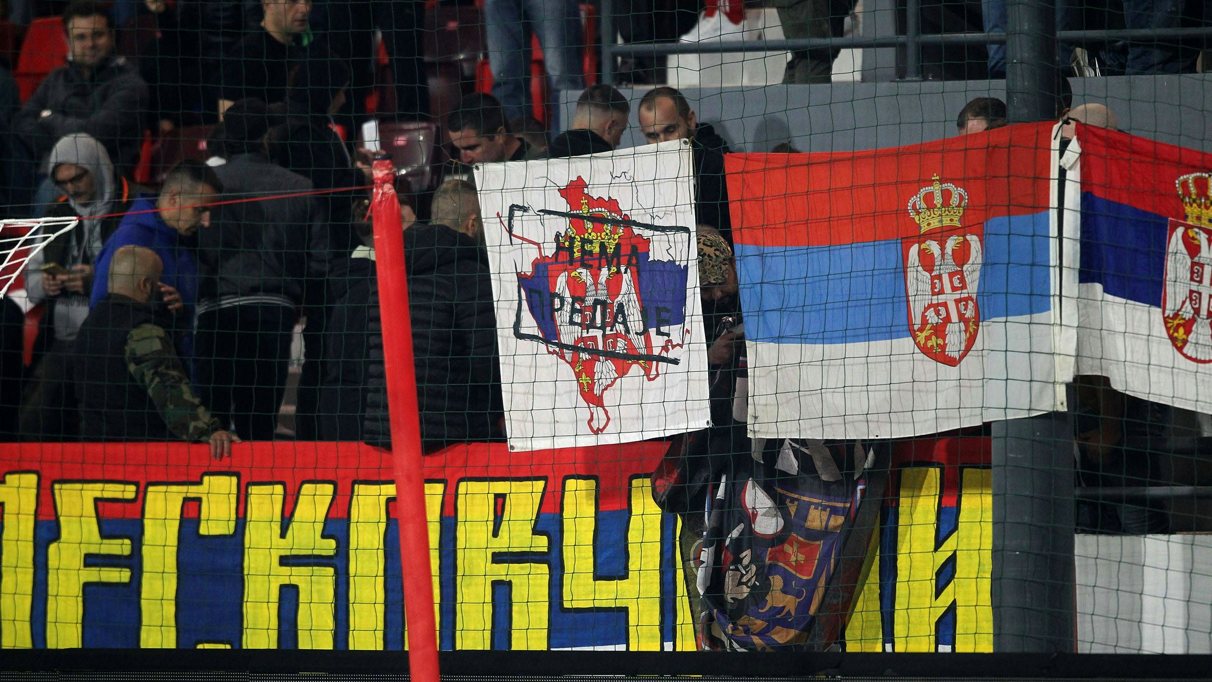Heute.at - Kämpfe mit Polizei! Serbien-Fans zeigen Skandalplakat