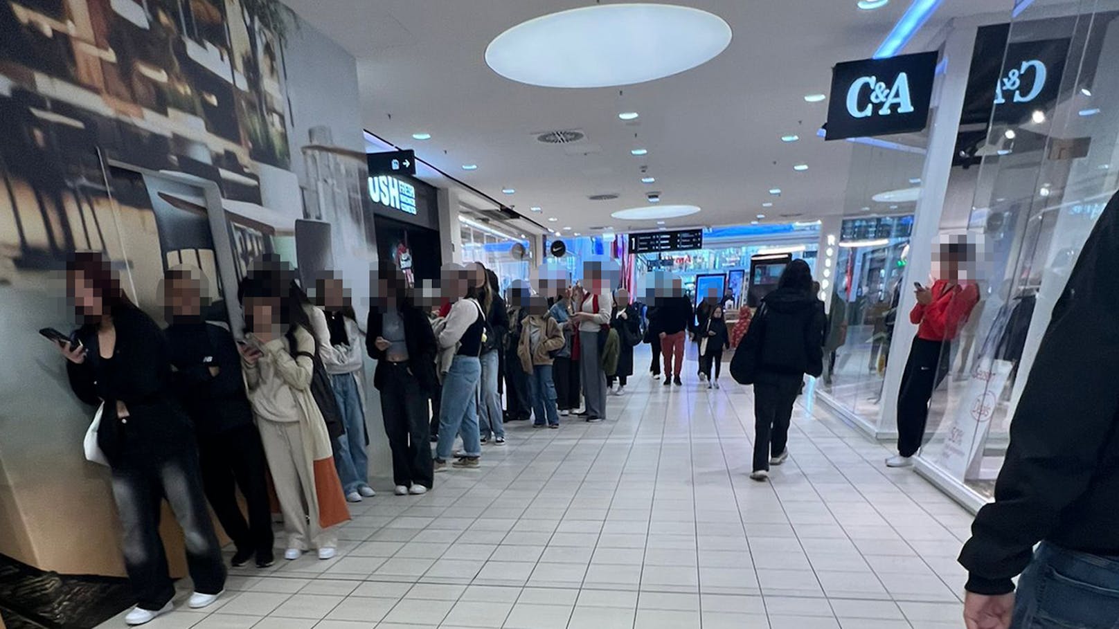 Große Schlange im Donauzentrum – alle wollten ein Goodiebag.