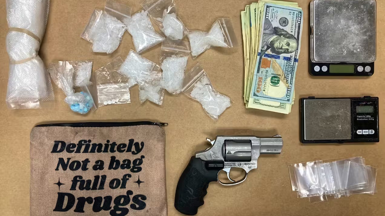 "Definitiv nicht eine Tasche voller Drogen" steht auf einem Stoffetui. Doch darin befanden sich jede Menge Drogen.