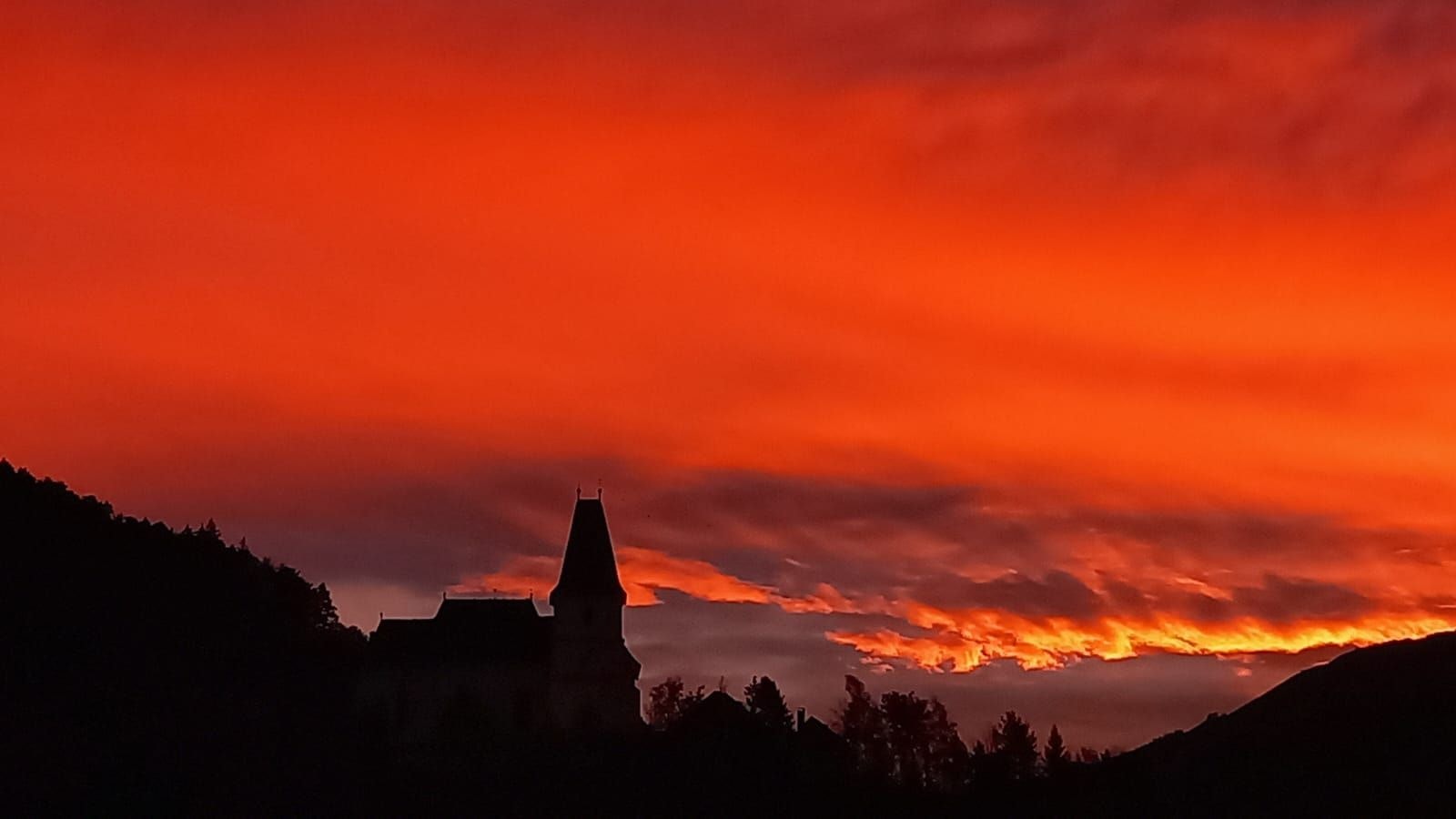 Kurz vor dem Wochenende traute ein Niederösterreicher beim Anblick aus dem Fenster seinen Augen nicht. Der Himmel war tiefrot.
