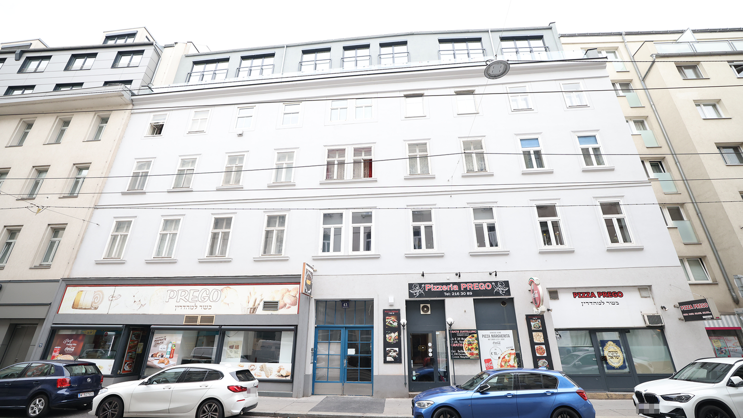 Im Stiegenhaus dieses Wohngebäudes verstarb 43-Jährige. Die Polizei ermittelt.