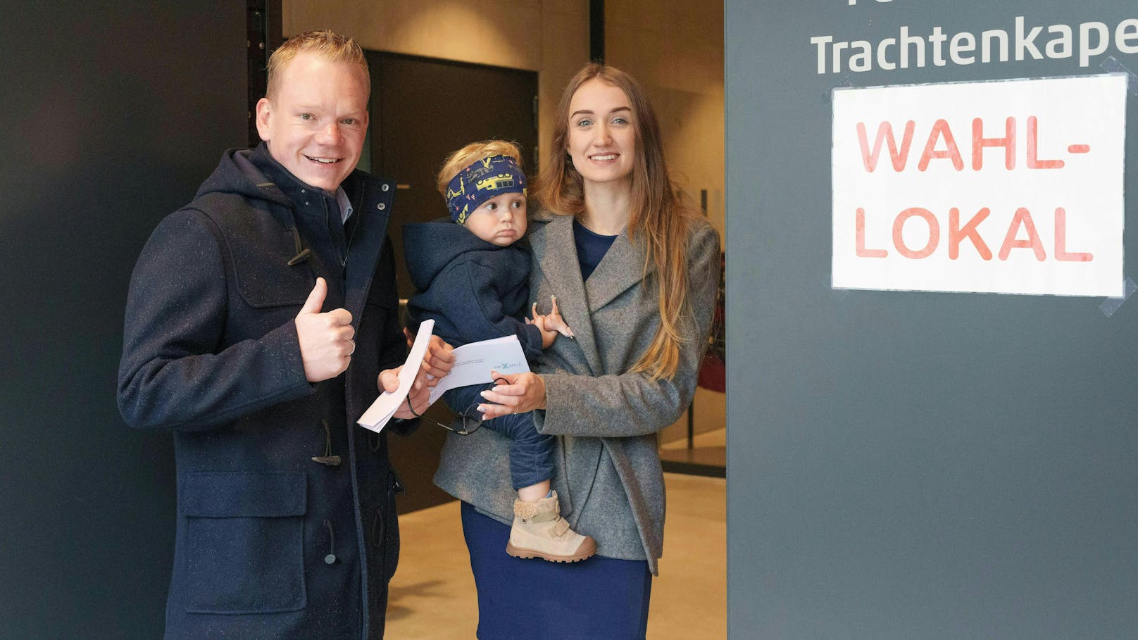 FPÖ-Spitzenkandidat Christof Bitschi gemeinsam mit Frau Julia und Sohn vor dem Wahllokal.