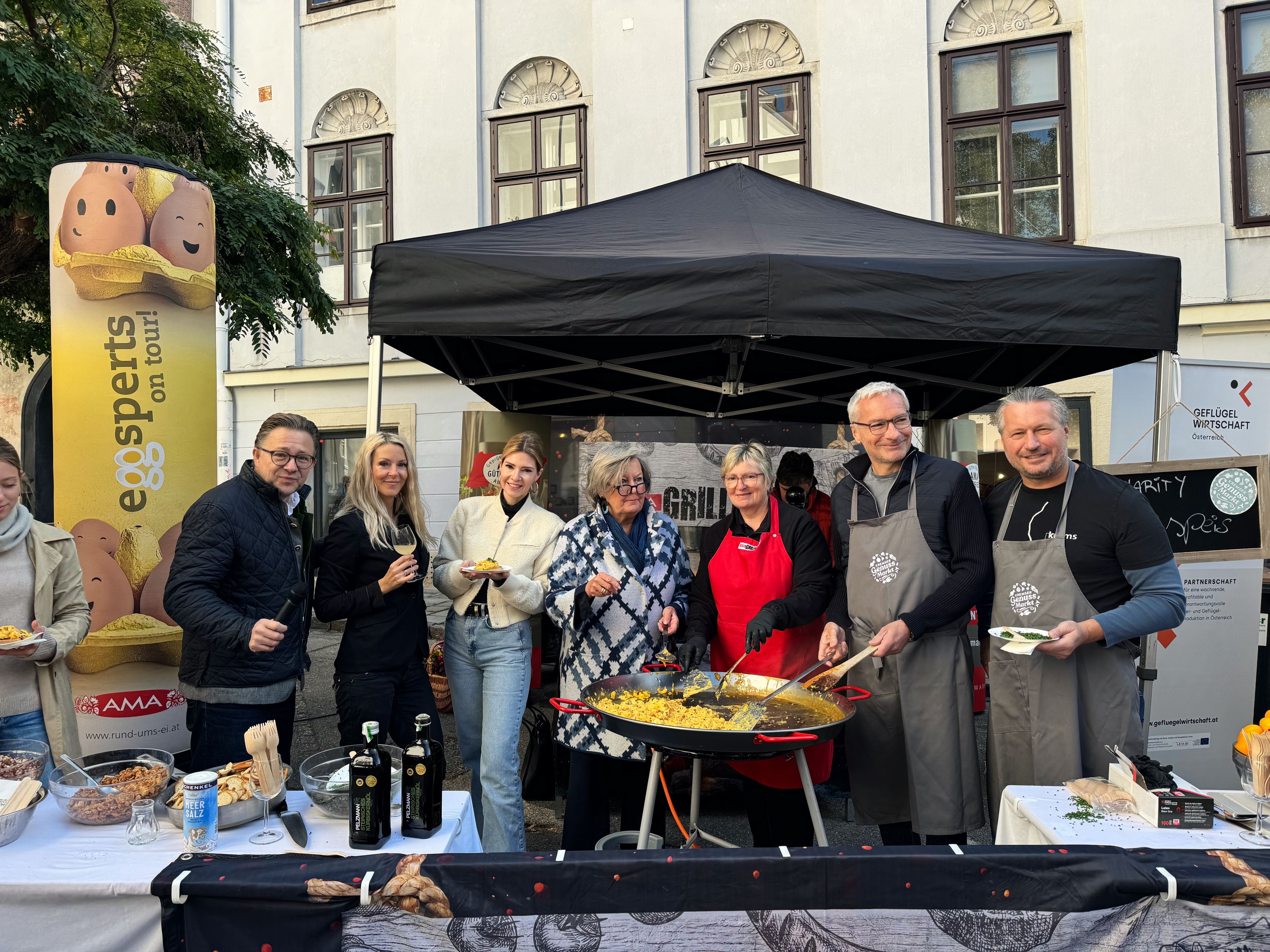 Simone Lugner (zweite von links) rührte, gemeinsam mit anderen VIPs, Eierspeise für den guten Zweck