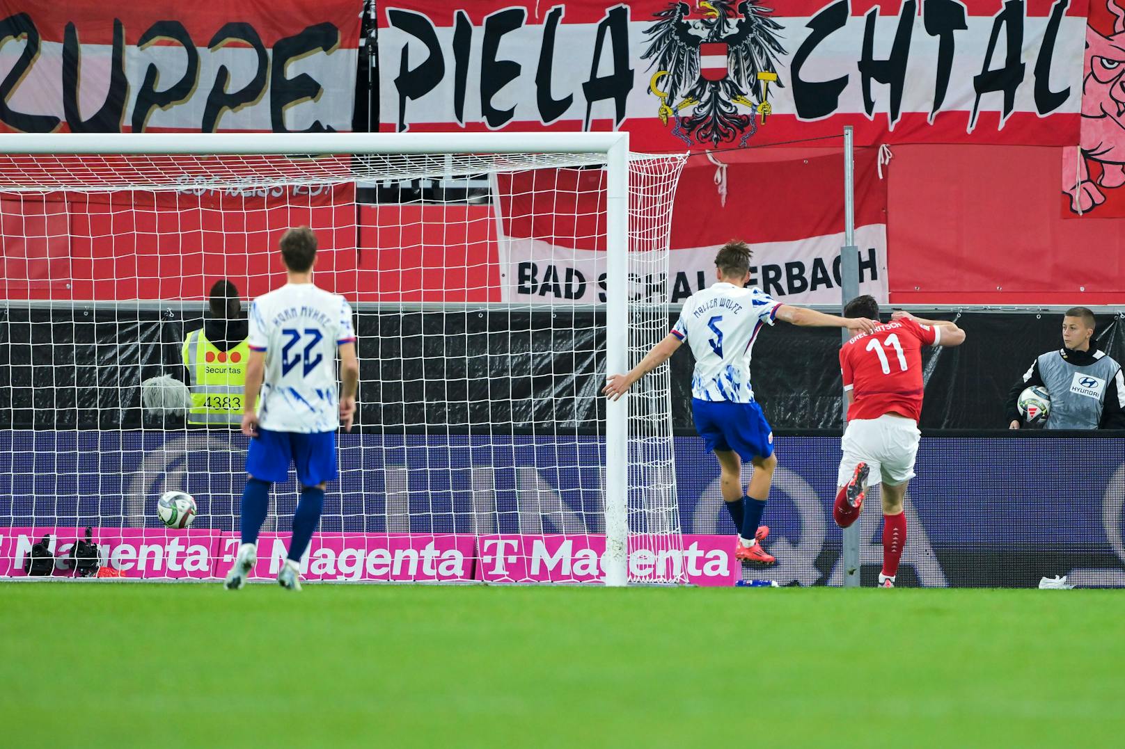 Michael Gregoritsch setzt zwei Minuten nach seiner Einwechslung für Arnautovic den 5:1-Schlusspunkt (71.). Wieder leistet Sabitzer die Vorarbeit.