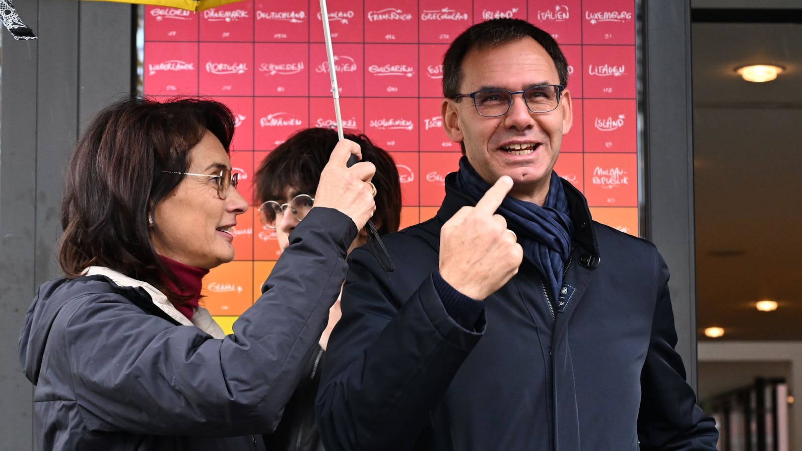 ÖVP-Vorarlberg Landeshauptmann Markus Wallner gemeinsam mit seiner Frau Sonja und Sohn Valentin vor dem Wahllokal.