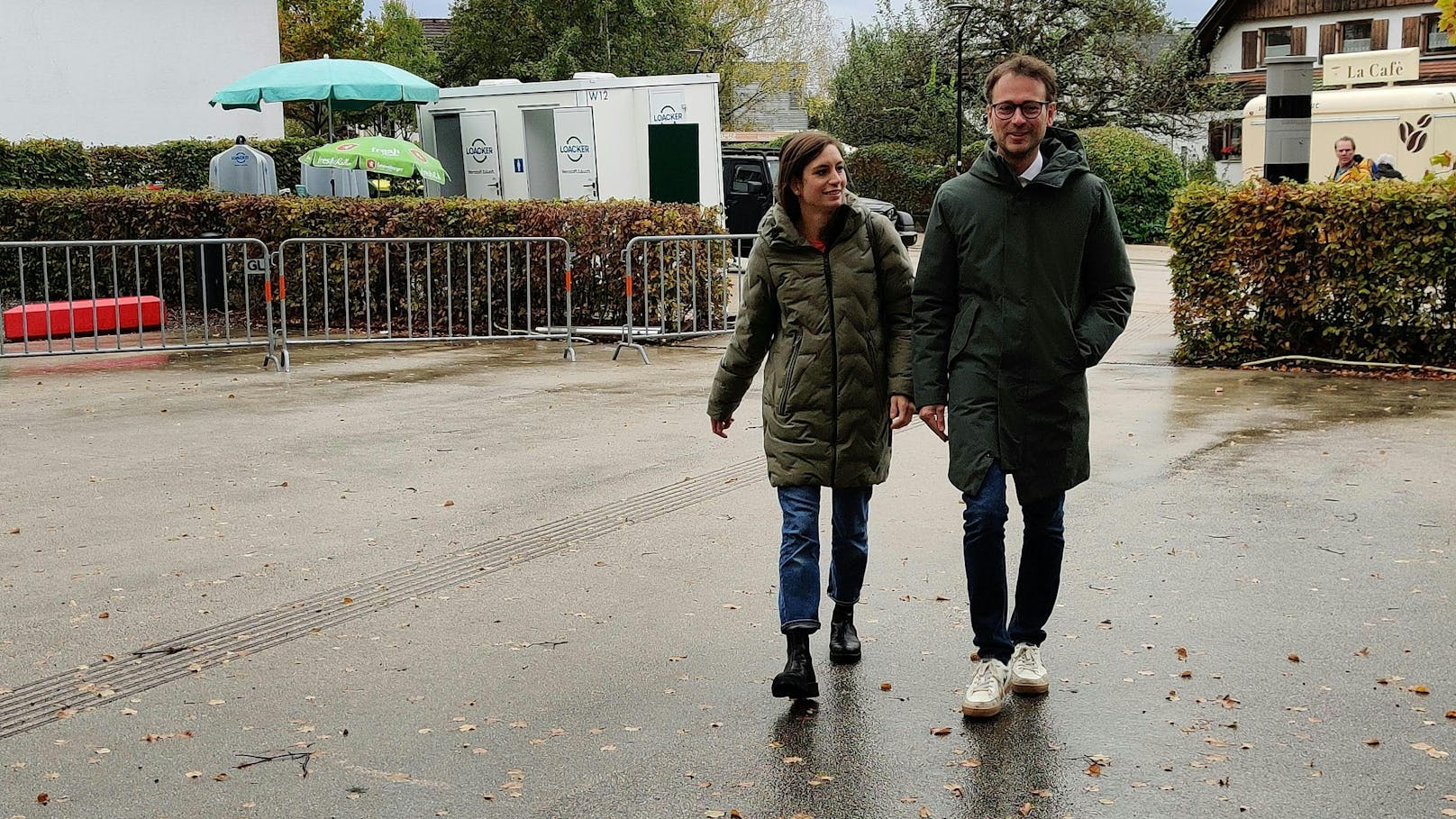 Grünen-Spitzenkandidat Daniel Zadra und seine Frau Johanna, anlässlich der Stimmabgabe, im Rahmen der Vorarlberger Landtagswahl 2024.