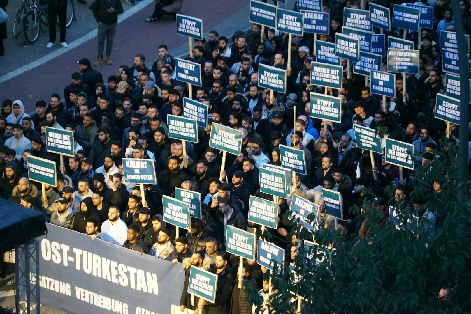 Auf ihren Schildern wurde unter anderem ein Ende der chinesischen Besatzung und ein "Kalifat im Fernen Osten" gefordert.