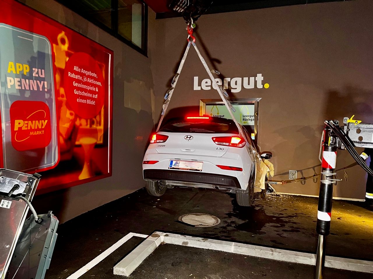 Ein Autofahrer krachte in Pottendorf in die Pfandrückgabe eines Supermarktes und flüchtete anschließend zu Fuß.