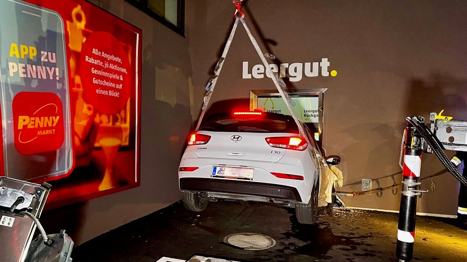 Auto kracht in Supermarkt, Lenker lief sofort davon