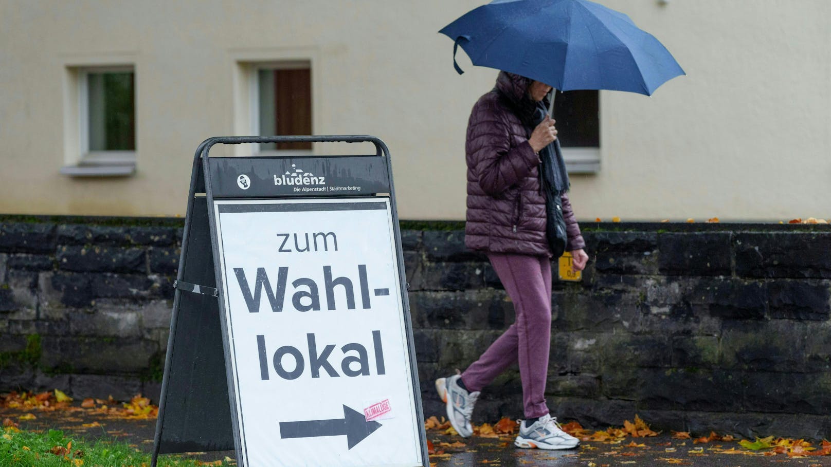 Die letzten Wahllokale schließen bereits um 13.00 Uhr. Wenig später werden auch schon die ersten Hochrechnungen erwartet.