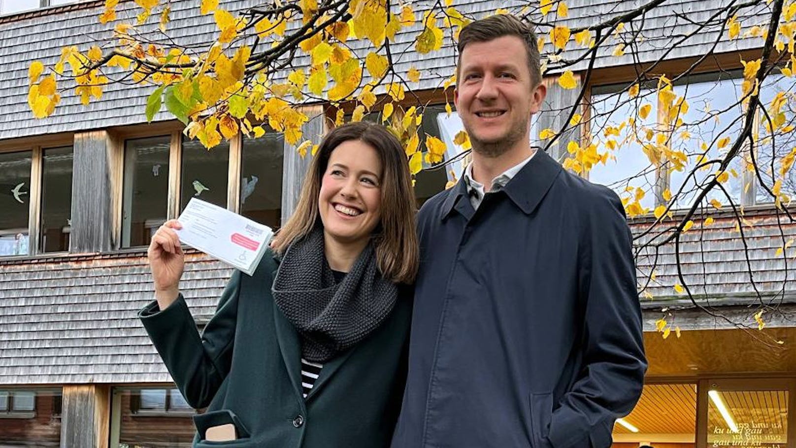 NEOS-Spitzenkandidatin Claudia Gamon und ihr Ehemann Peter Fetz, anlässlich der Stimmabgabe, im Rahmen der Vorarlberger Landtagswahl 2024.