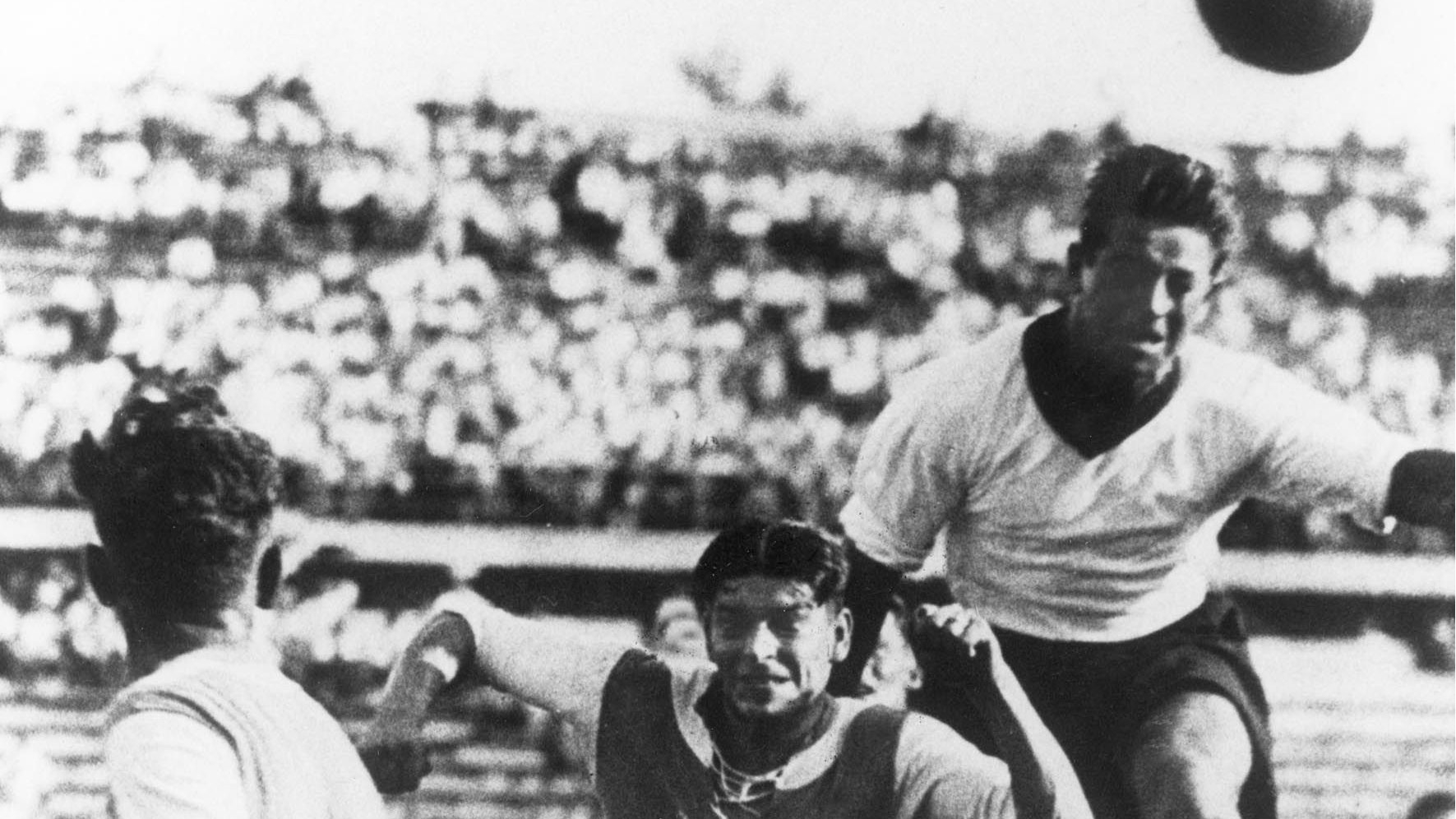 Karl Sesta (r.) beim Luftduell, aufgenommen 1953.