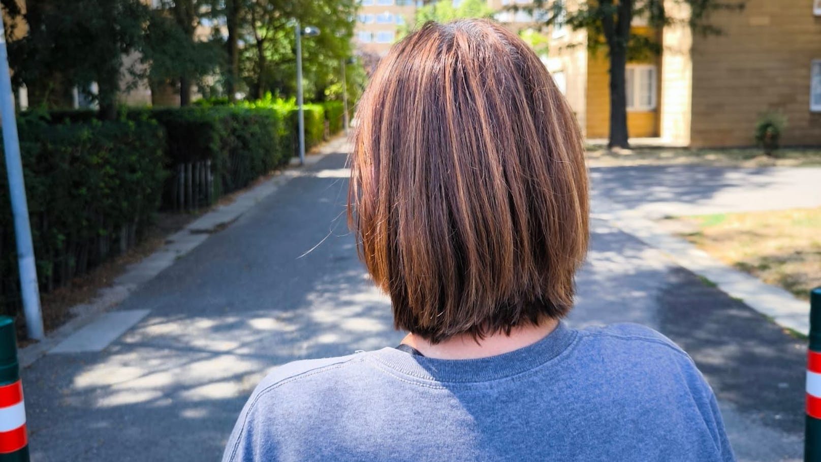 Eine Betroffene der Missstände in den Gemeindebauten möchte nur von hinten fotografiert werden