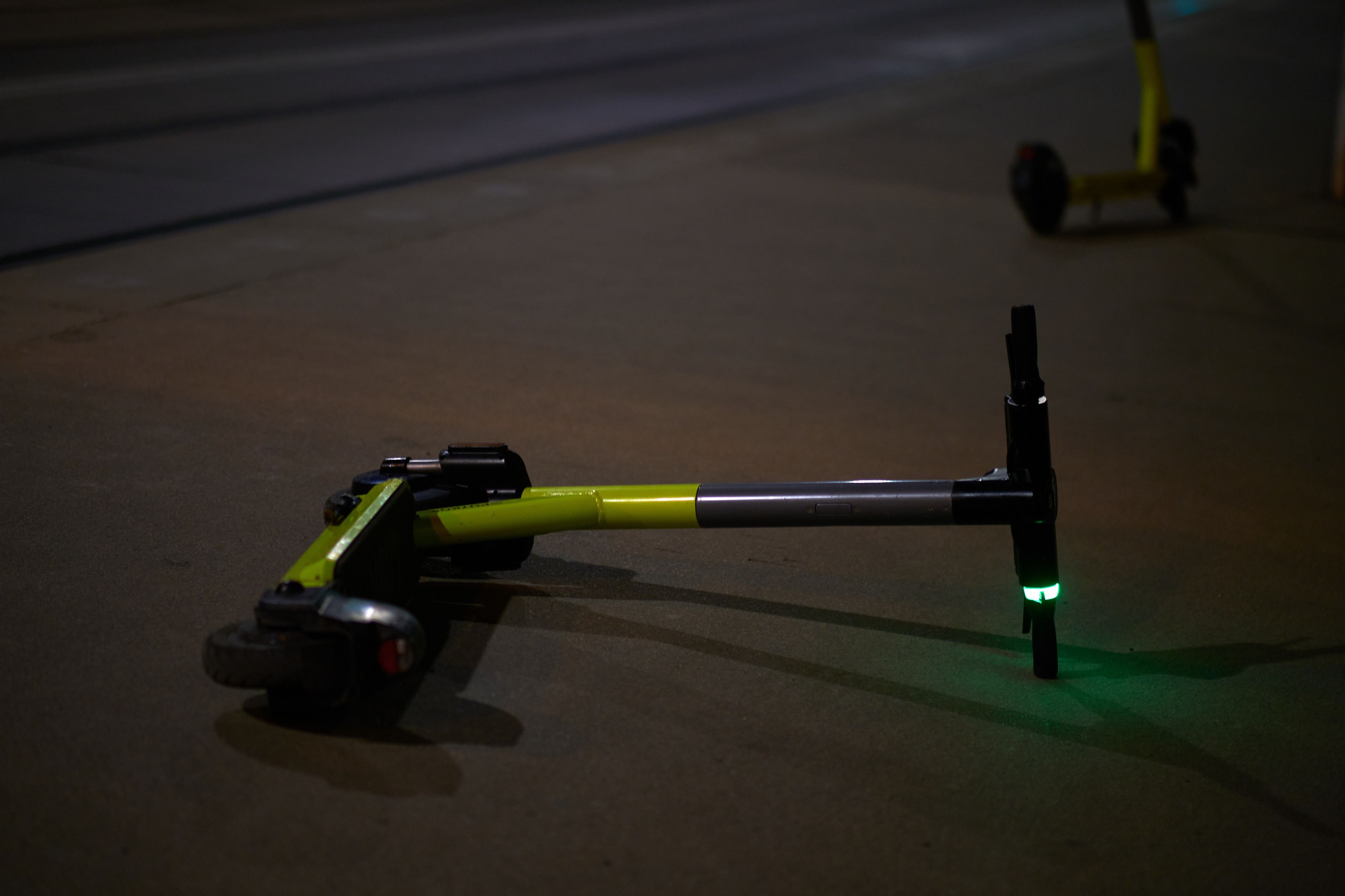 Ein umgefallener E-Scooter auf einem Gehsteig in Wien. (Symbolbild)