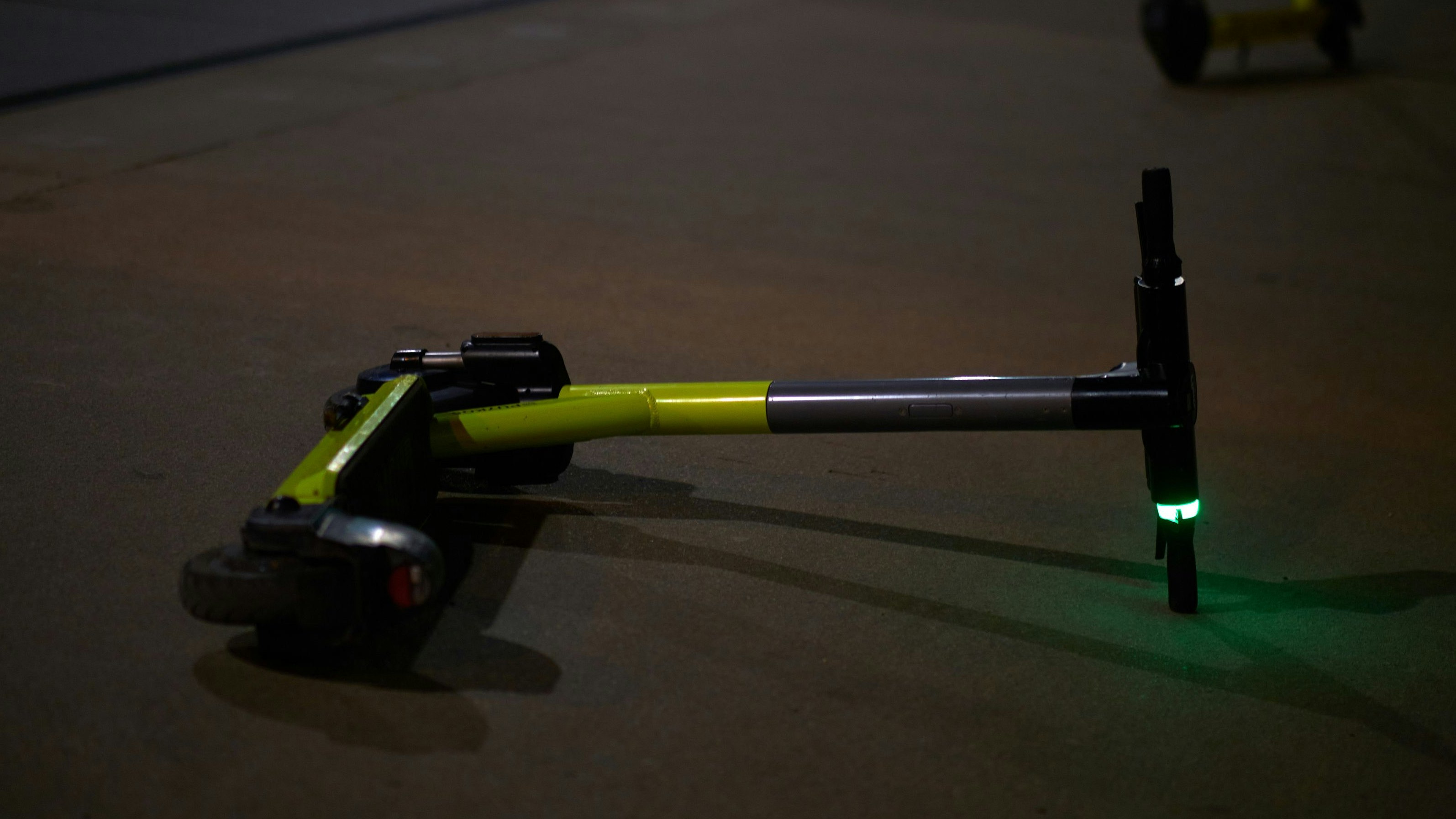 Ein umgefallener E-Scooter auf einem Gehsteig in Wien. (Symbolbild)