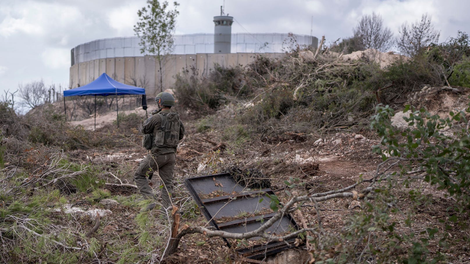 Premier Netanyahu wetterte, die UN-Soldaten sollen sich zurückziehen, würden sich durch ihren Verbleib selbst zu menschlichen Schilden der Hisbollah machen.