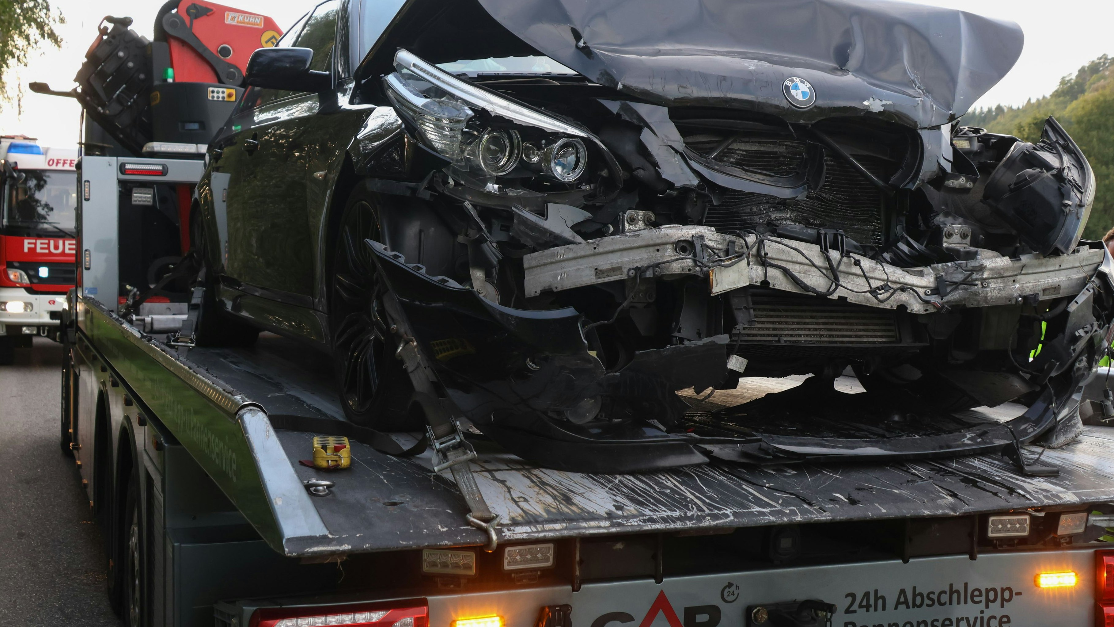 Die Autos krachten offenbar mit hoher Geschwindigkeit ineinander. 