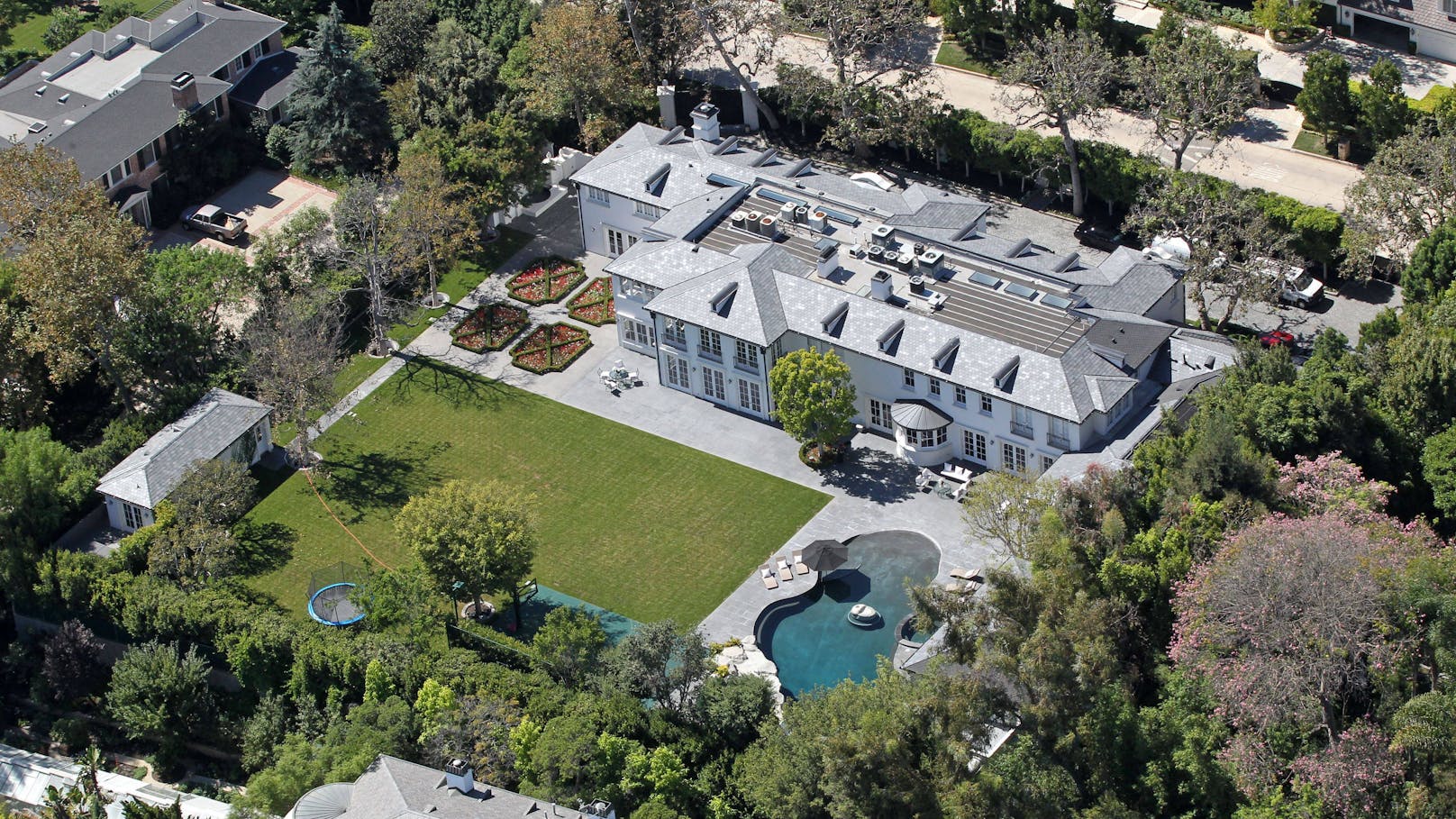 Die 39 Millionen Dollar teure L.A.-Villa von P. Diddy in L.A. beeindruckt: Ein Kino mit 35 Plätzen, ein Fitness-Studio, einen Weinkeller, acht Schlafzimmer, elf Bäder und ein Spa-Haus mit Massageraum und Salon. Ein besonderes Highlight ist der Pool im Lagunen-Stil, der durch einen Unterwassertunnel mit einer Grotte verbunden ist.